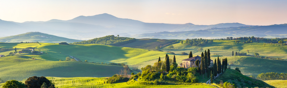 Storslåede landskaber venter på landet i Toscana.