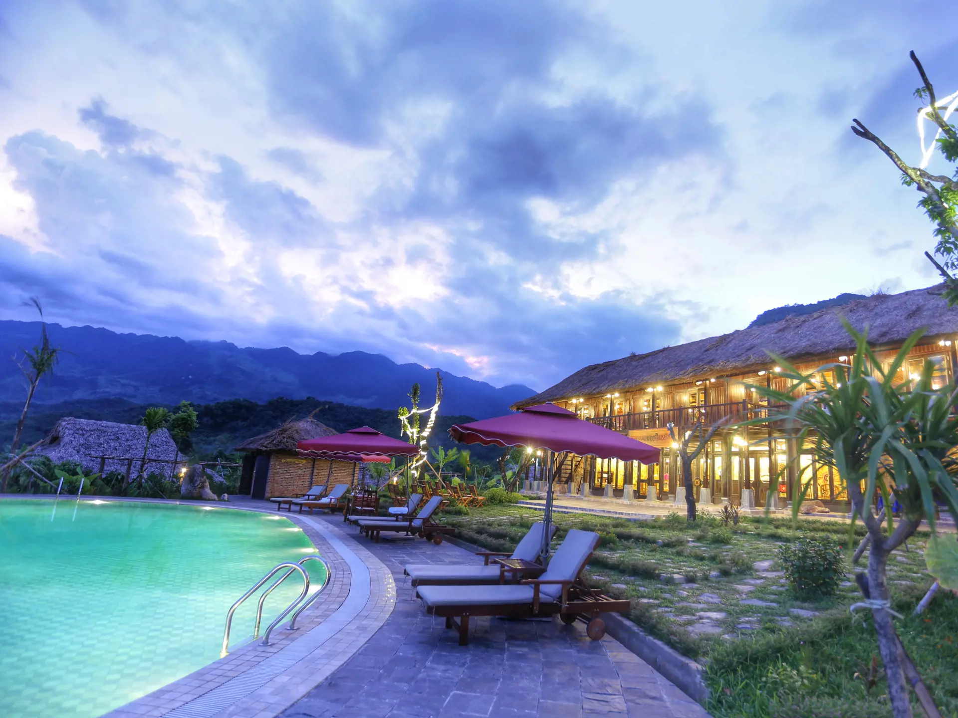 LUKSUS PÅ LANDET - Mai Chau Eco Lodge er bygget i traditionel stil og ligger omgivet af bjerge, rismarker og landsbyer. Efter dagens cykel- og vandreture er det godt at kunne forkæle sig selv med en dukkert, Check Point Travel