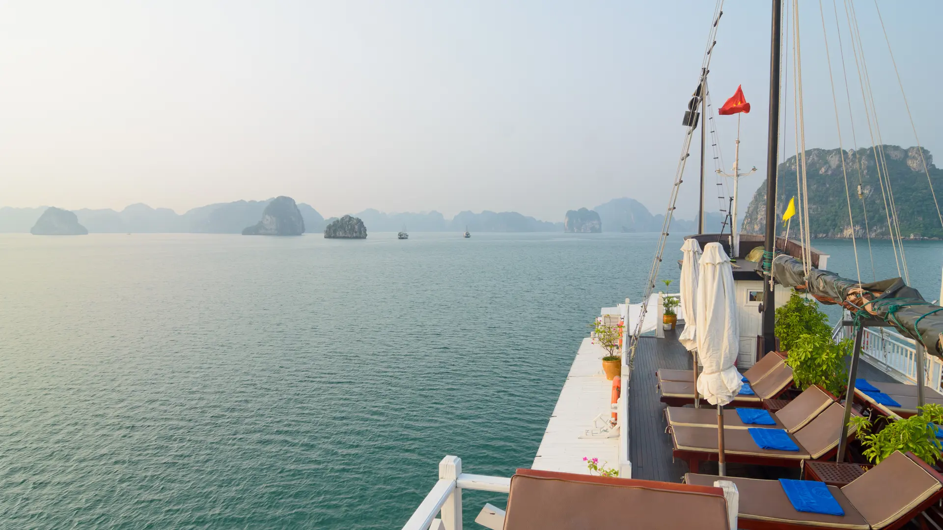 shutterstock_299074148 Beautiful view from sundeck of tourist junks in Ha Long bay. Ha Long bay (Vietnam)..jpg