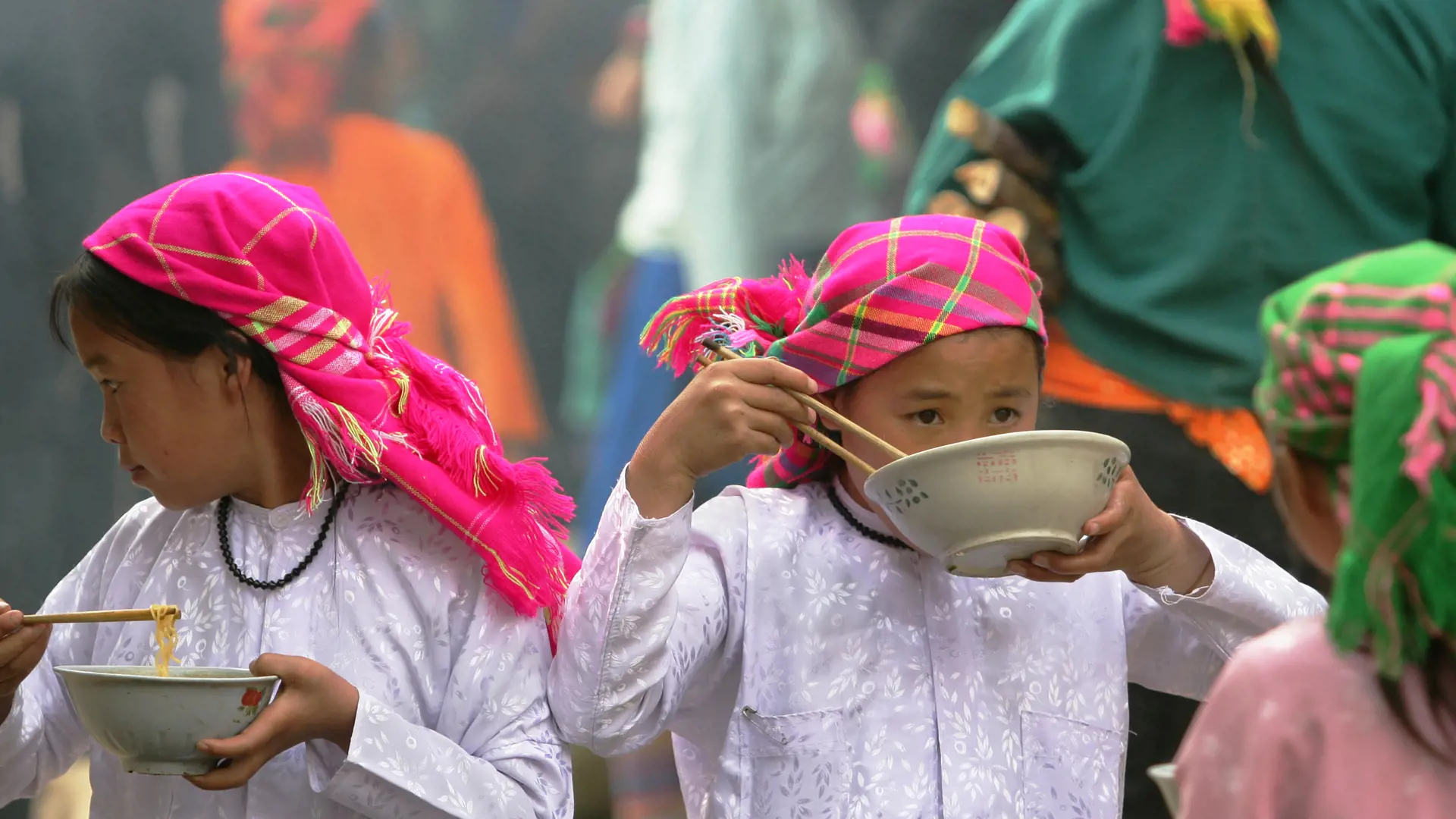 HA GIANG - Tre piger på markedet i Dong Van får sig en skål nuddelsuppe, Check Point Travel