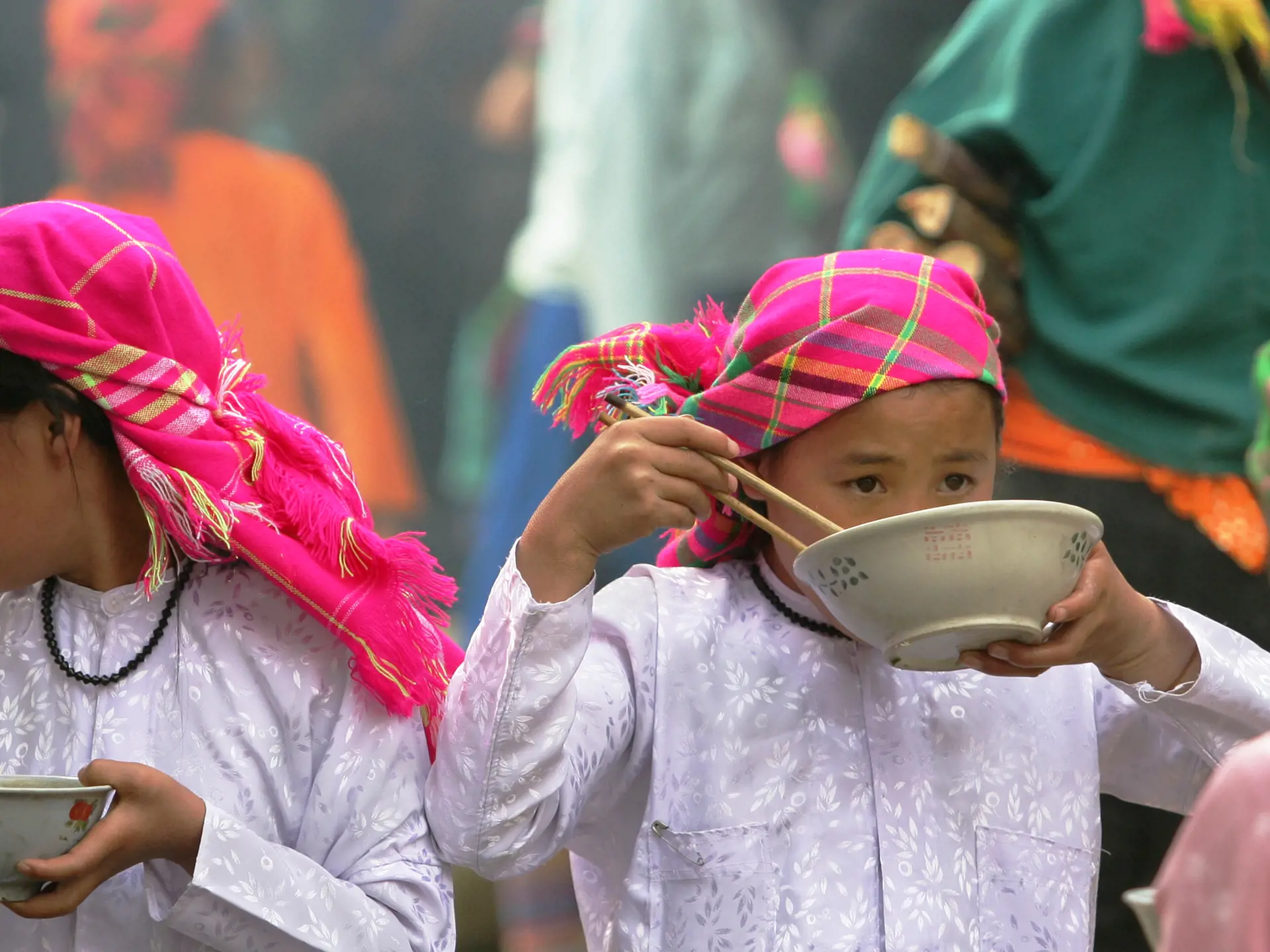 HA GIANG - Tre piger på markedet i Dong Van får sig en skål nuddelsuppe, Check Point Travel