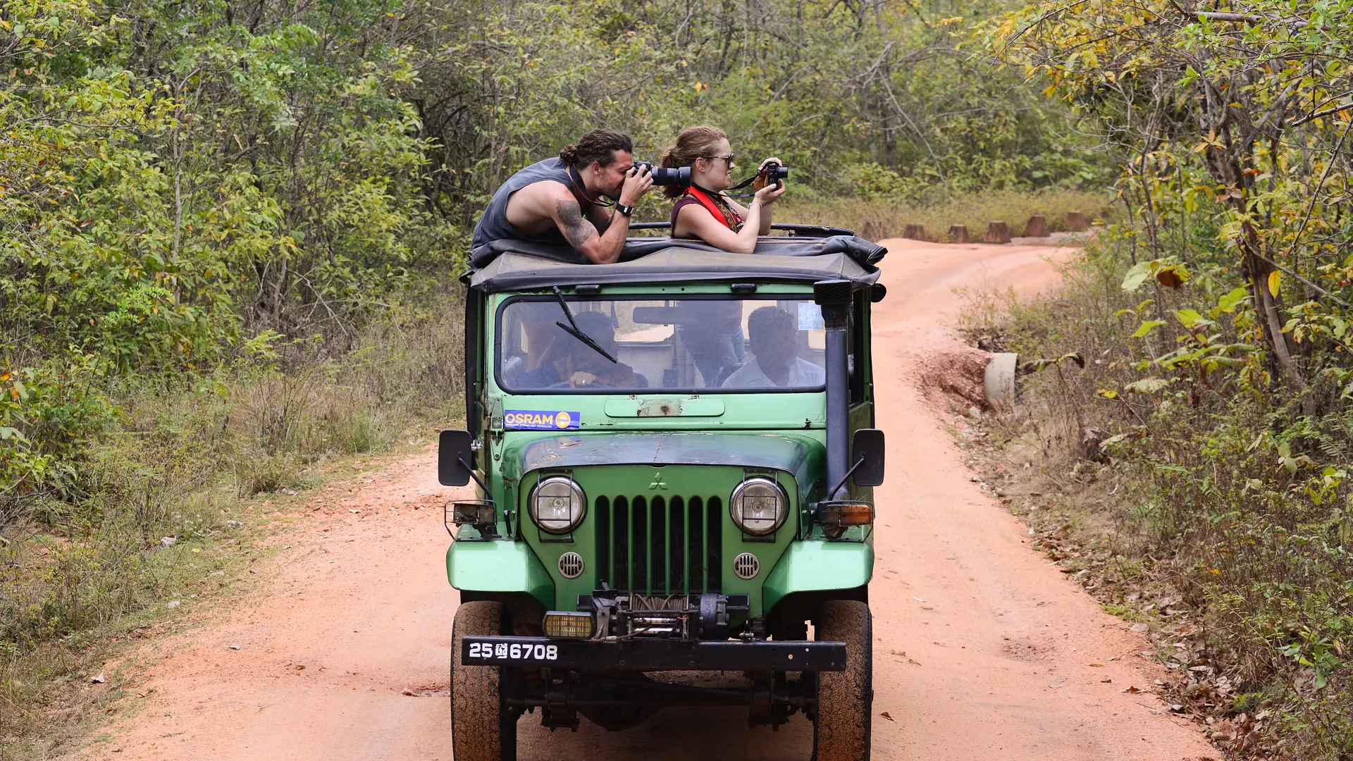 dag 5shutterstock_170093597 MINNERIYA, jeep in the Minneriya park that is famous for Elephant safari..jpg