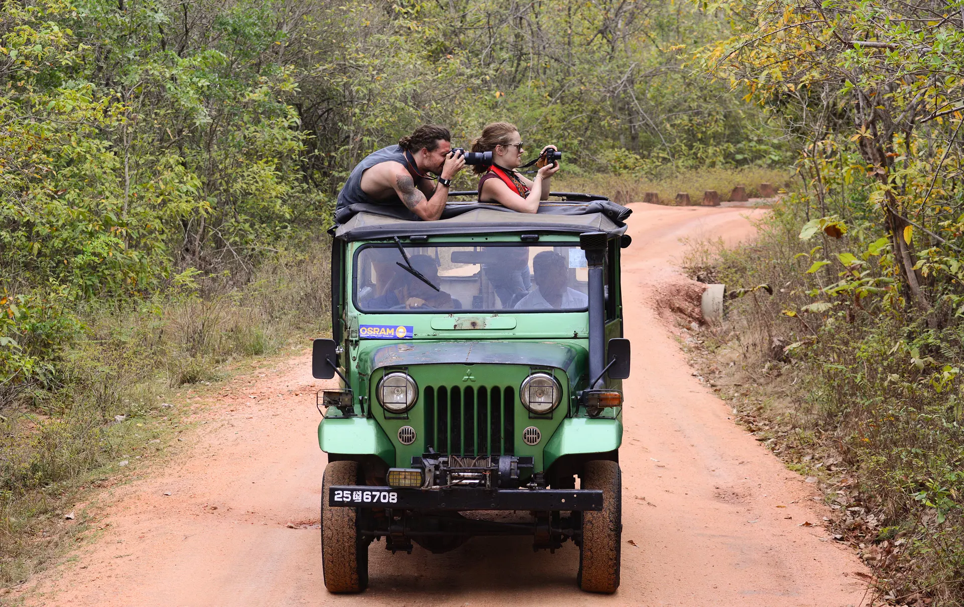 dag 5shutterstock_170093597 MINNERIYA, jeep in the Minneriya park that is famous for Elephant safari..jpg
