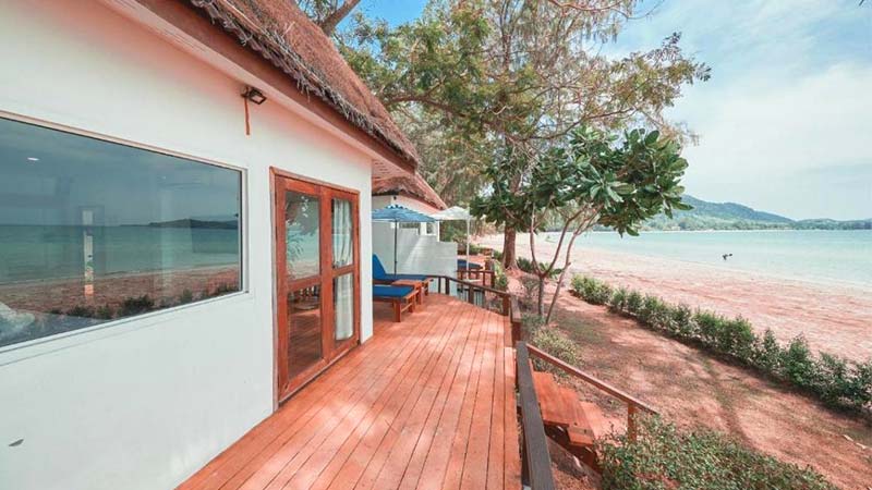 Deluxe Premium Beachfront 05