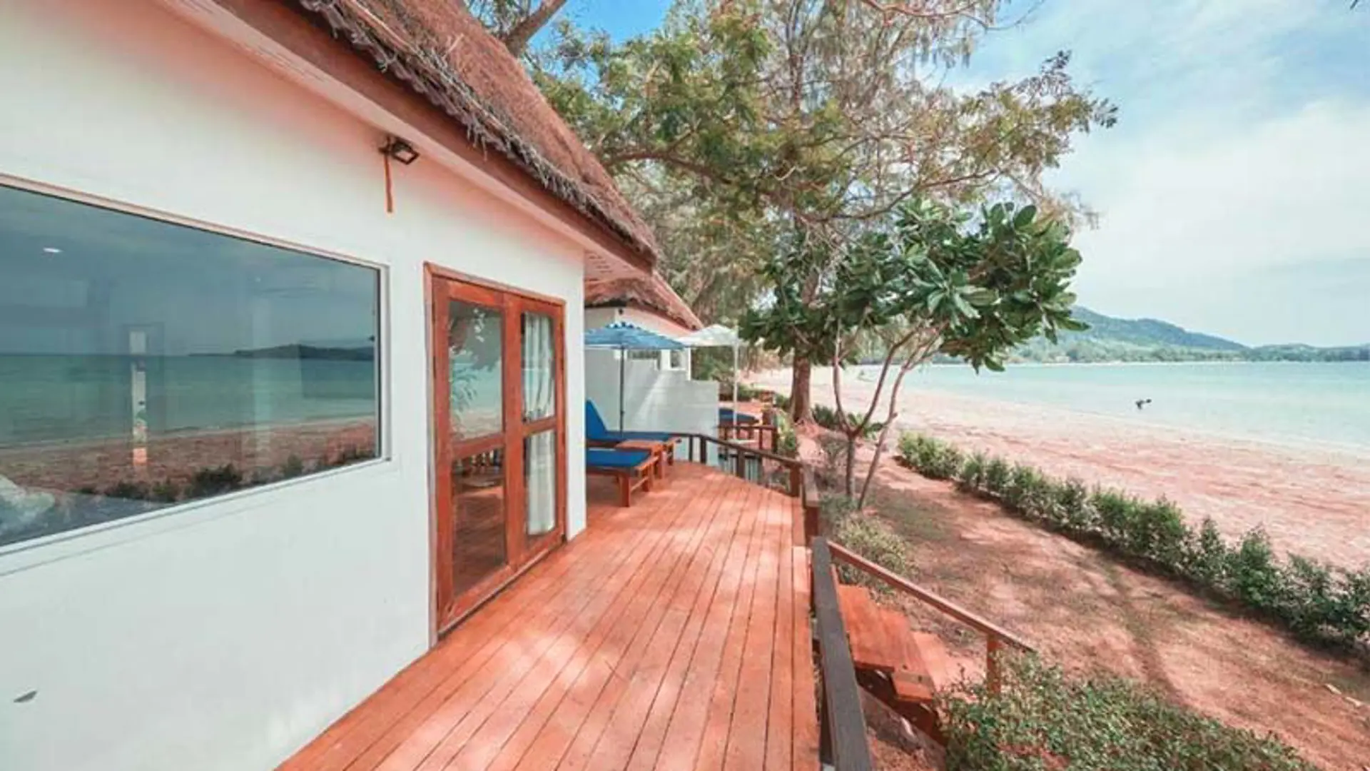 Deluxe Premium Beachfront 05