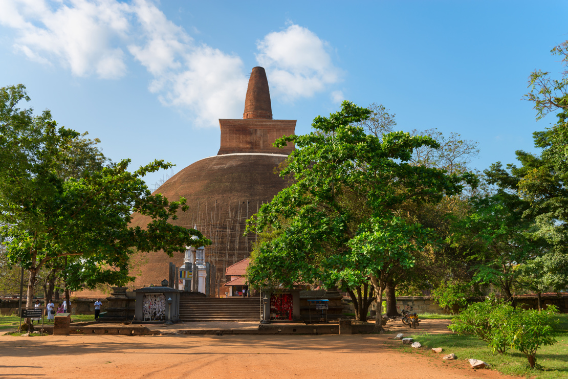 ANURADHAPURA - spredt ud over området ligger en række kolosale pagoder, der alle er på UNESCOs kulturarvsliste, Check Point Travel