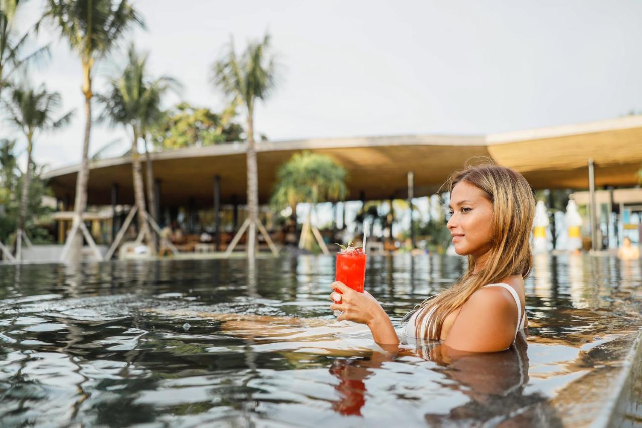En Drink I Poolen På Segara Village