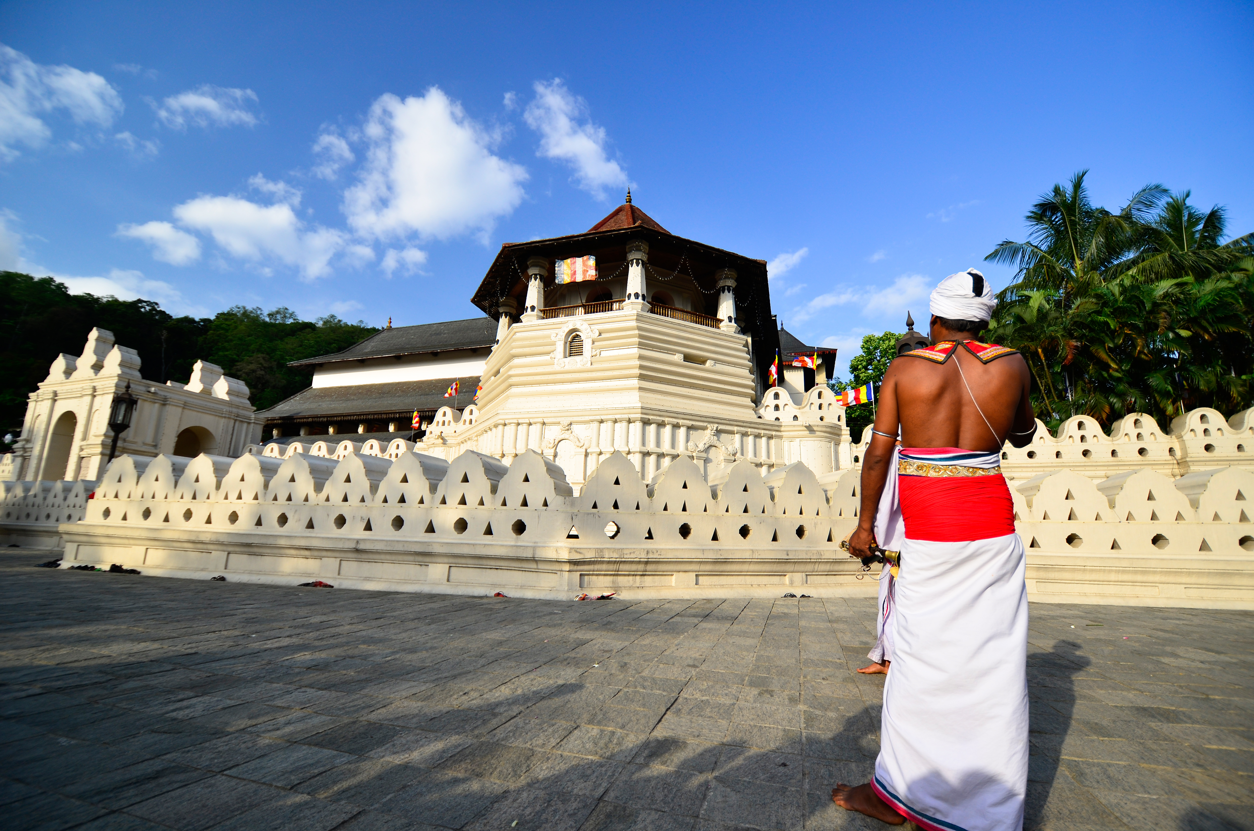 KANDY - byens mest berømte tempel huser en af budhas tænder, Check Point Travel