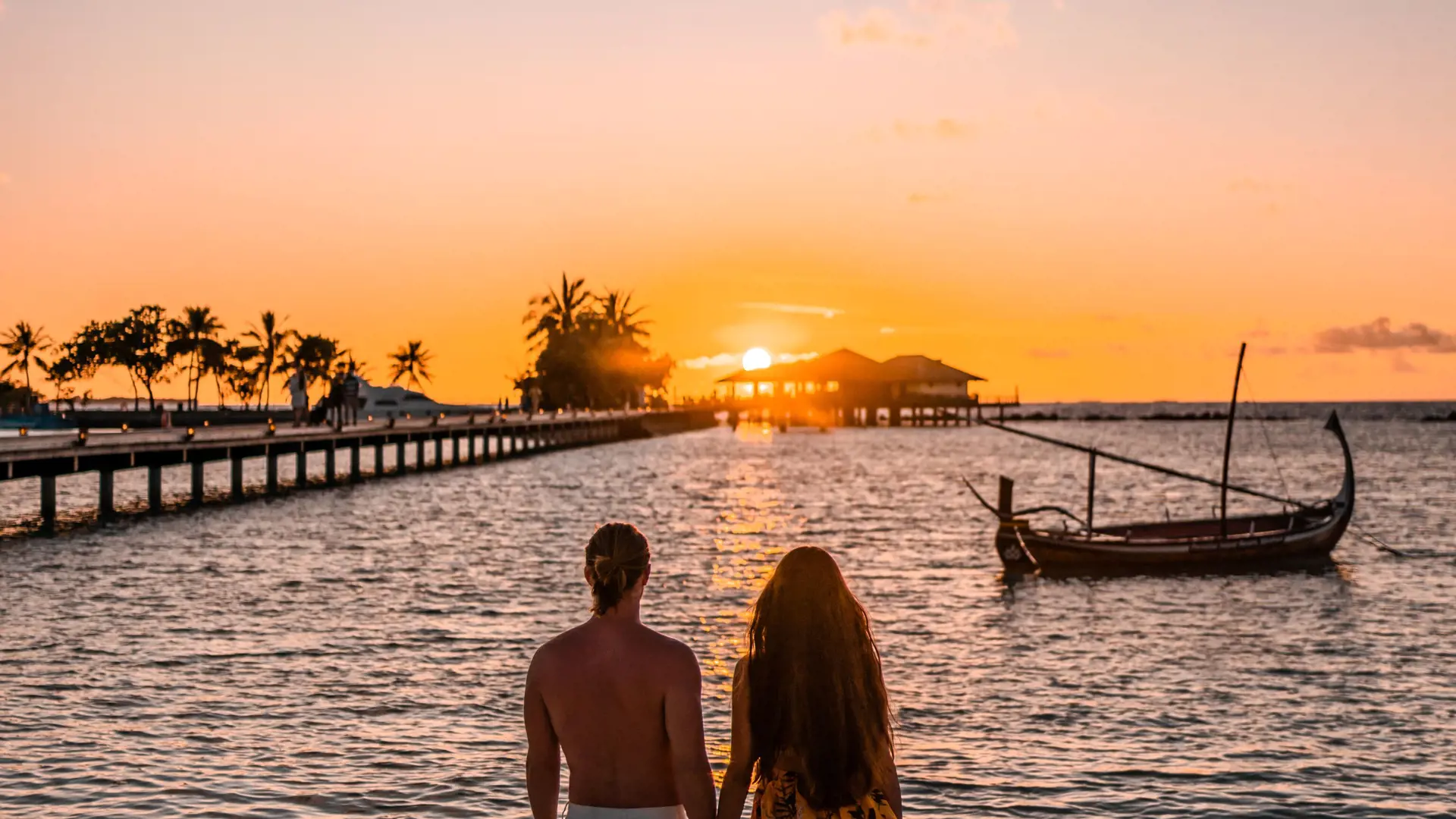 Villa Nautica Influencer Couple Watching Sunset At The Beach 4K Kopi