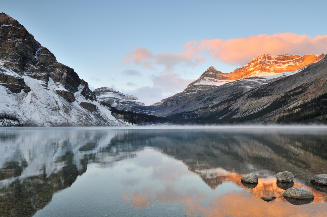 BANFF - Stå tidligt op en morgen og nyd solopgangen ved Bow Lake. I har det næsten for jer selv, Check Point Travel