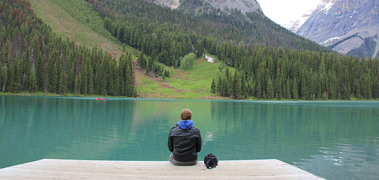 EMERALD LAKE - Morten fra Check Point Travel nyder sceneriet og stilheden ved Emerald Lake, Check Point Travel