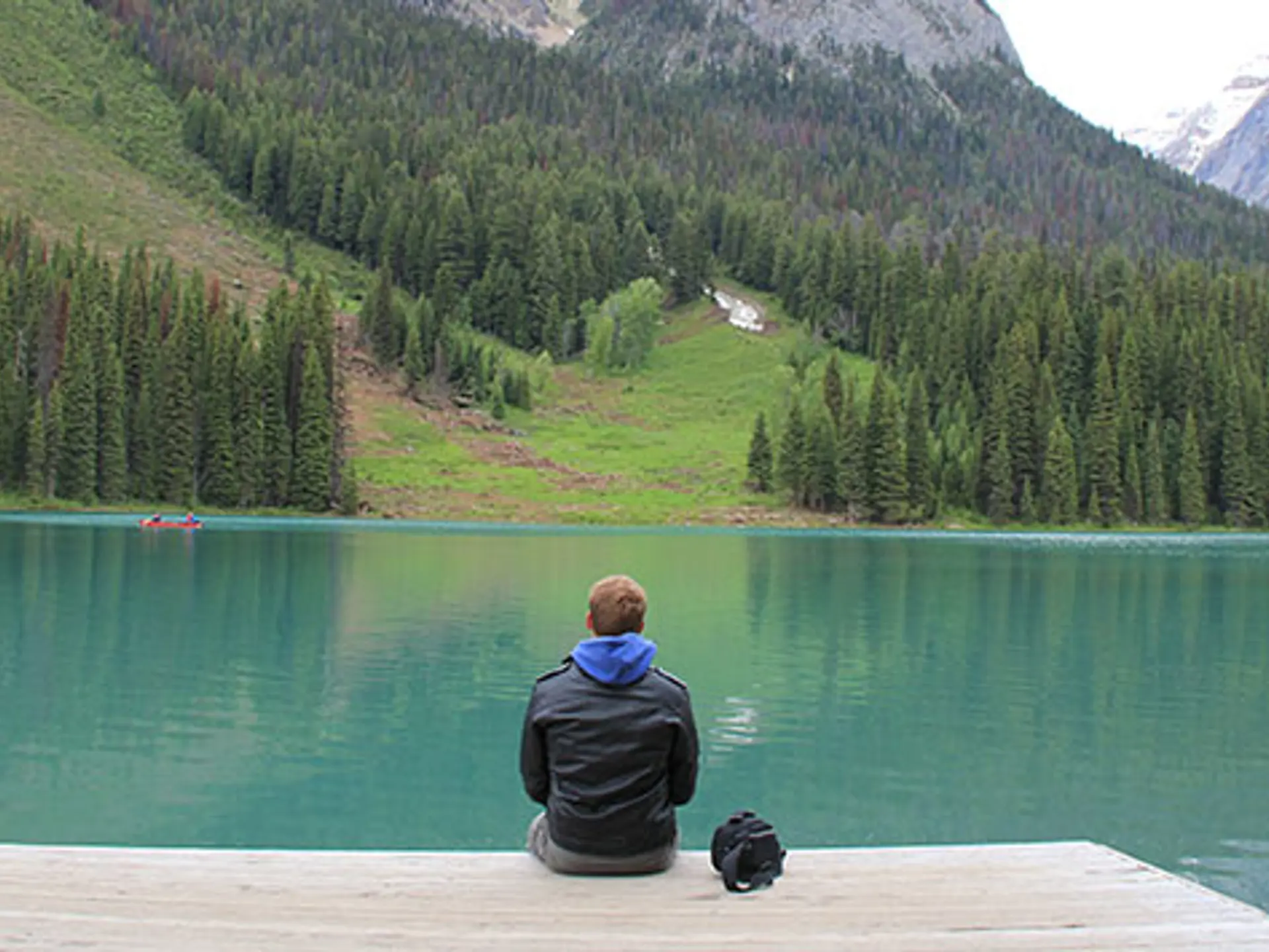 EMERALD LAKE - Morten fra Check Point Travel nyder sceneriet og stilheden ved Emerald Lake, Check Point Travel