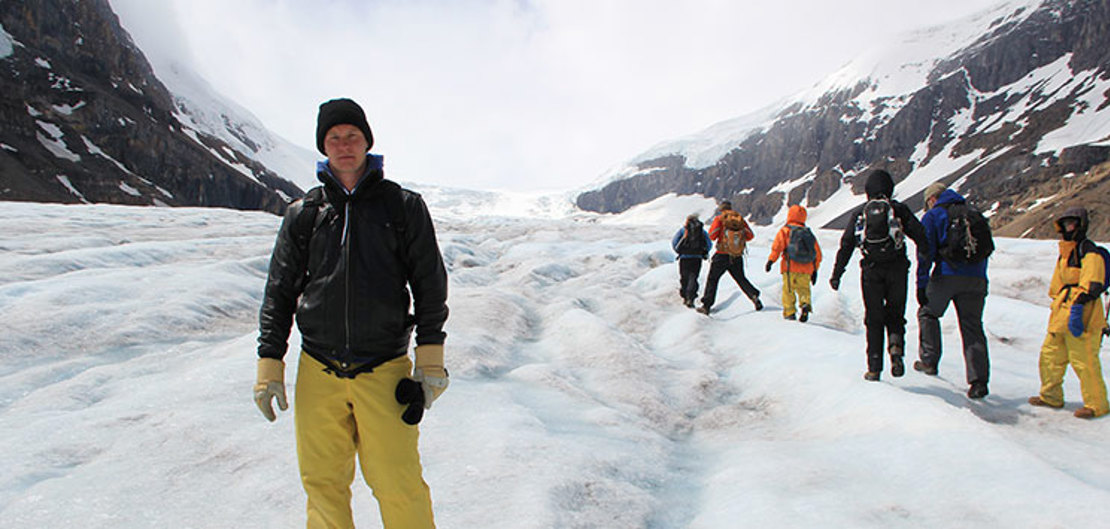 GLETSJERVANDRING - Tag på guidet vandretur på Athabasca-gletsjerens enorme ismassiv. En vild kontrast til vandreturene gennem de grønne skove ved Banff og Jasper, Check Point Travel