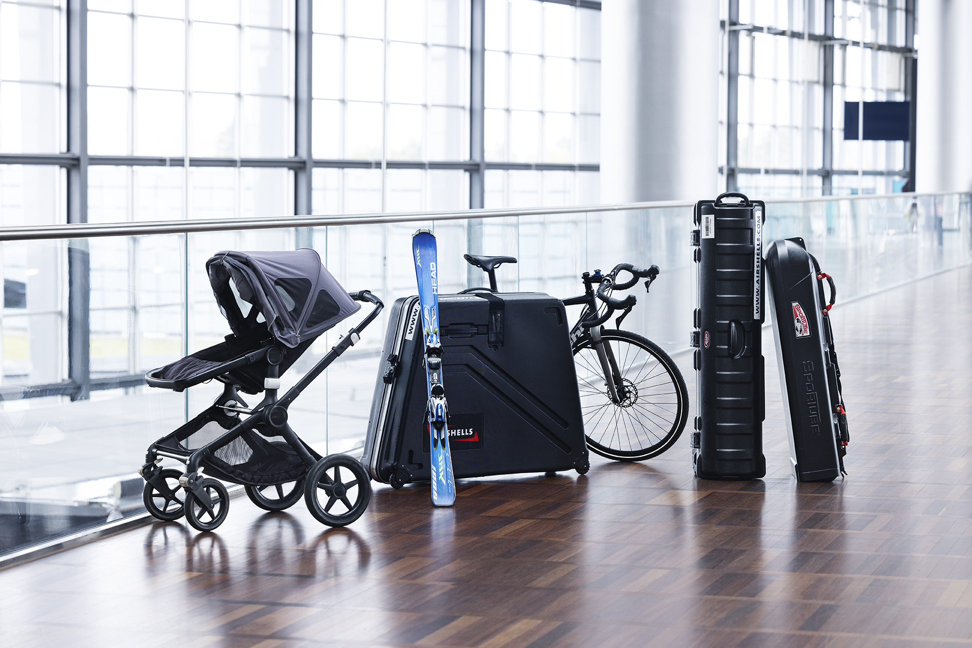 Rejsende med bagage i Københavns Lufthavn før afrejse