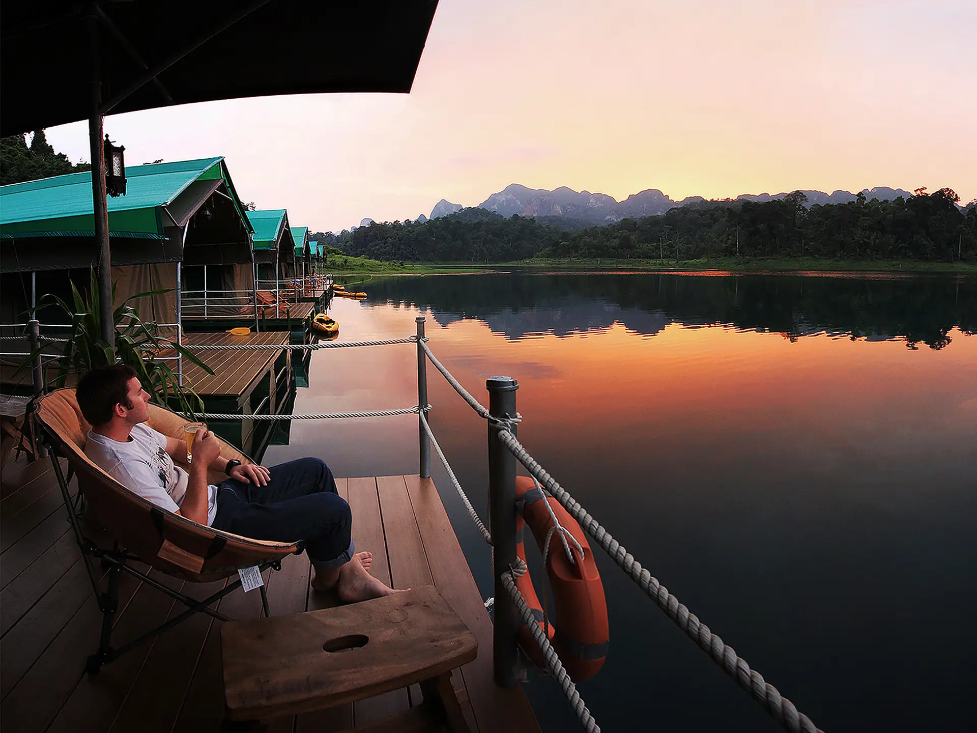 KHAO SOK - Overvej at forlænge opholdet i Elephant Hills med en nat I deres Rain Forest Camp. I bor i husbåde omgivet af jungle og oplever naturen til fods og i kano, Check Point Travel