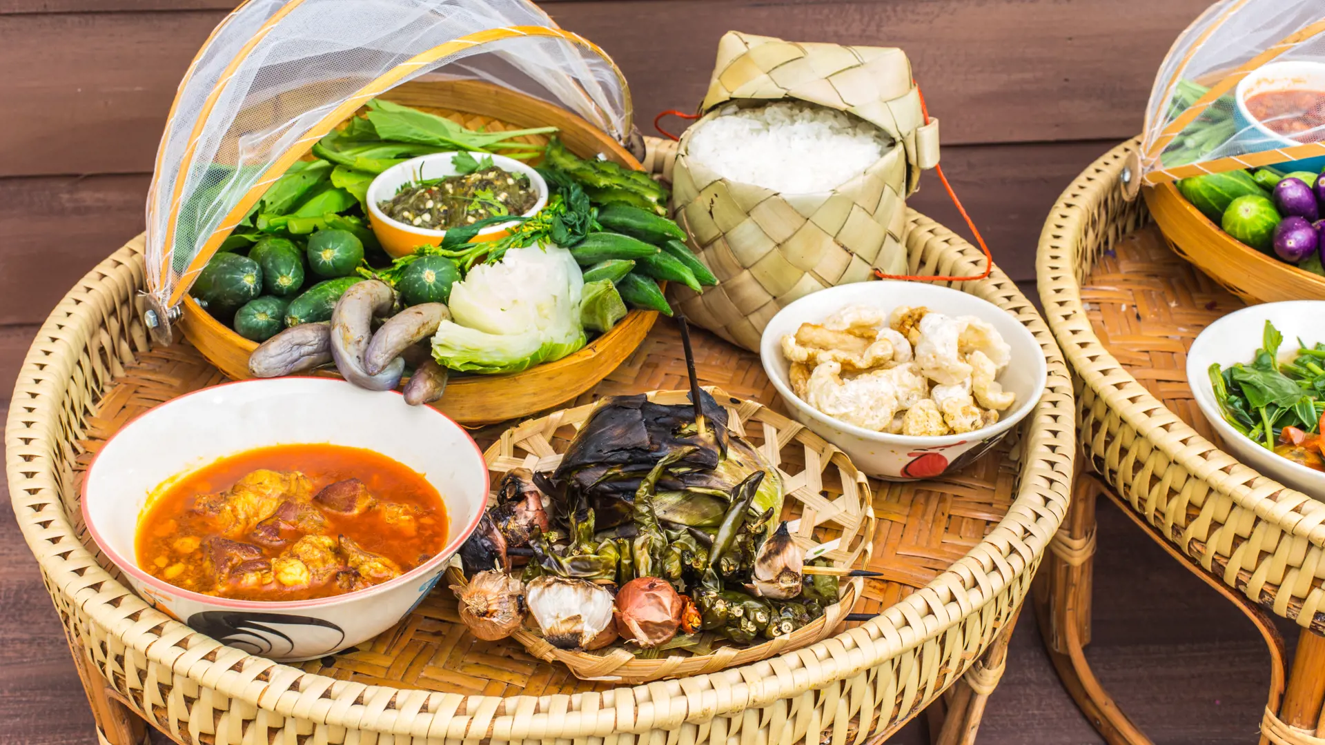 MADEN I THAILAND - Er frisklavet og delikat - og meget ofte smukt anrettet. Maden i Thailand bliver en af rejsens store oplevelser, Check Point Travel