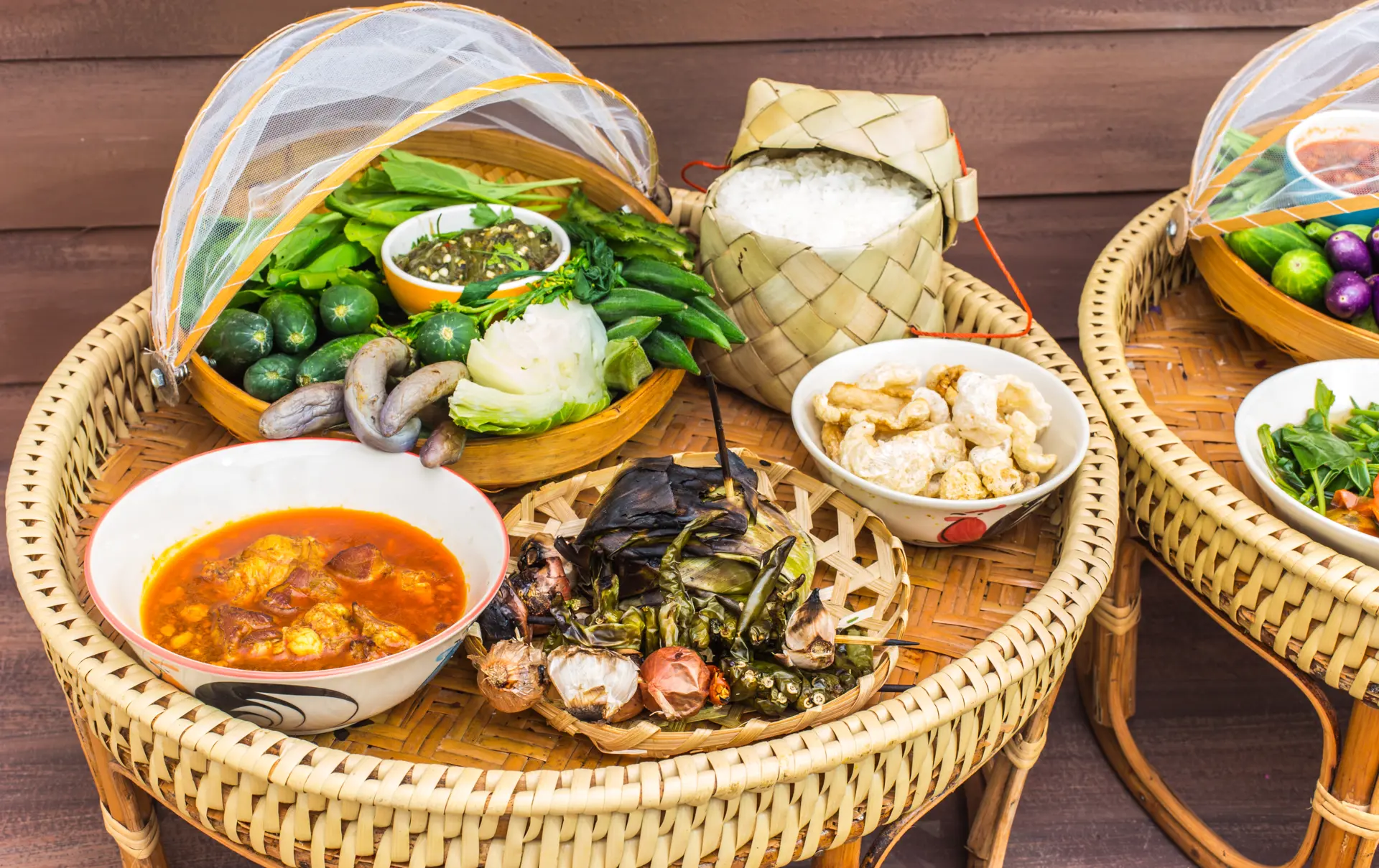 MADEN I THAILAND - Er frisklavet og delikat - og meget ofte smukt anrettet. Maden i Thailand bliver en af rejsens store oplevelser, Check Point Travel