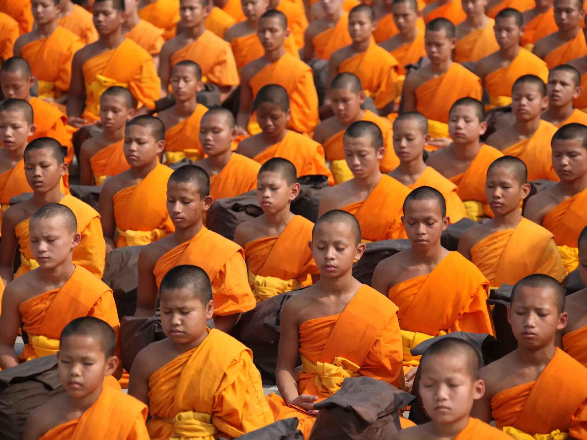 BUDDHISMEN - Er den trosretning som langt de fleste thailændere følger. Unge drenge tilbringer ofte en tid i et af de lokale templer for at få et dybere indblik i religionen, Check Point Travel