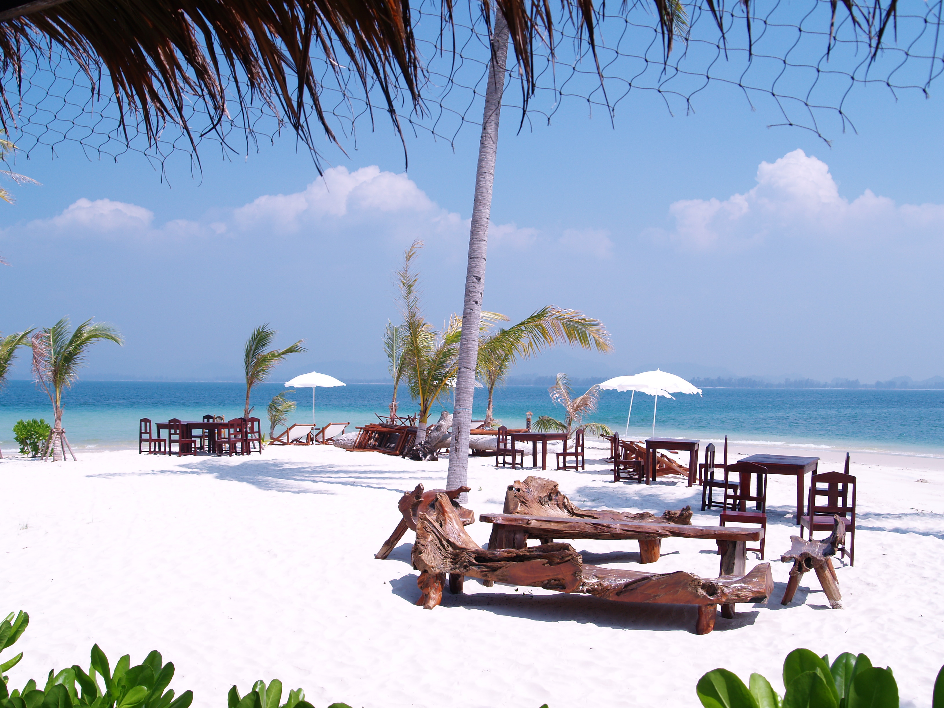 SIVALAI BEACH RESORT - Måske frister en frokost på stranden?, Check Point Travel