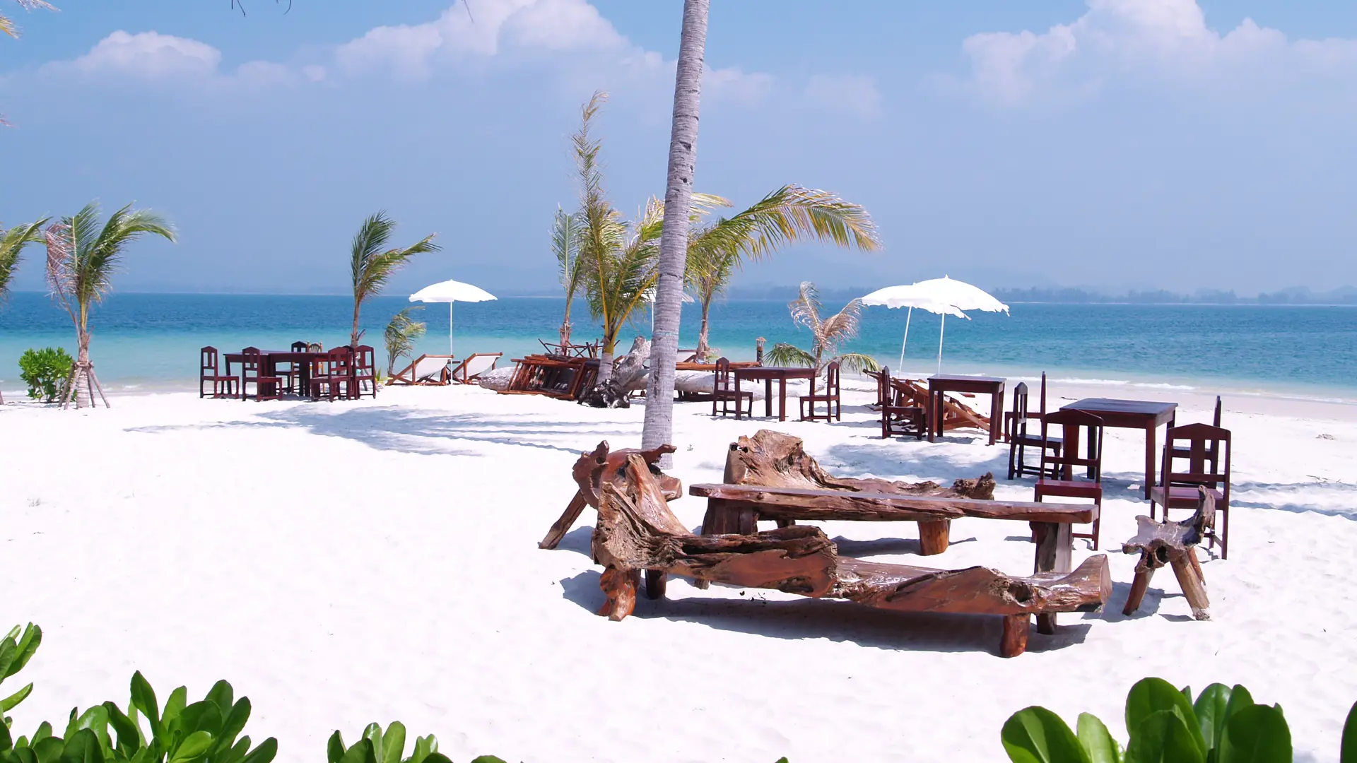 SIVALAI BEACH RESORT - Måske frister en frokost på stranden?, Check Point Travel