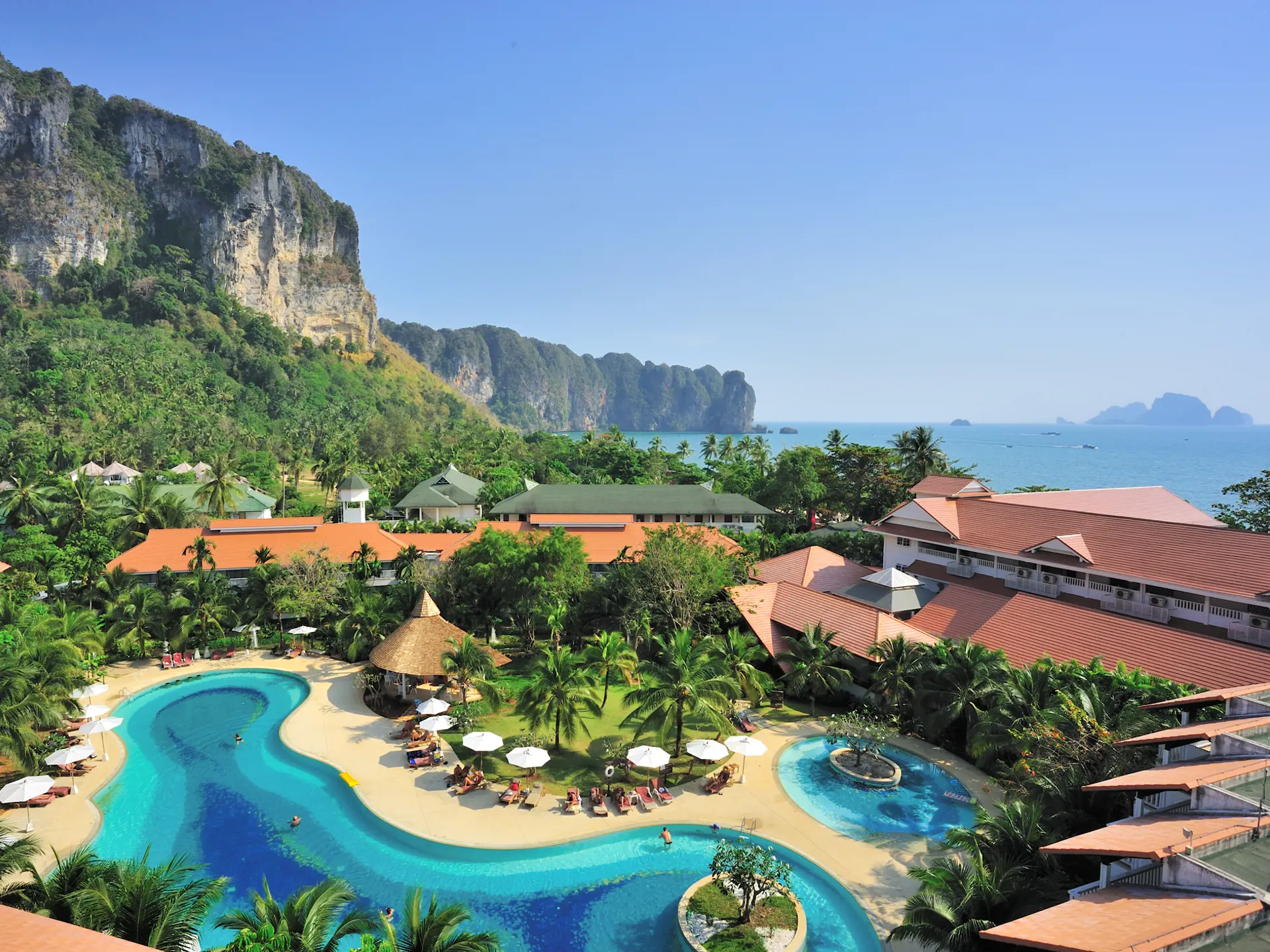 AO NANG VILLA - Er et dejligt 4-stjernet resort, der efter vores mening har den bedste beliggenhed i Ao Nang. Ned til stranden og tæt på strandpromenadens butikker og restauranter, Check Point Travel