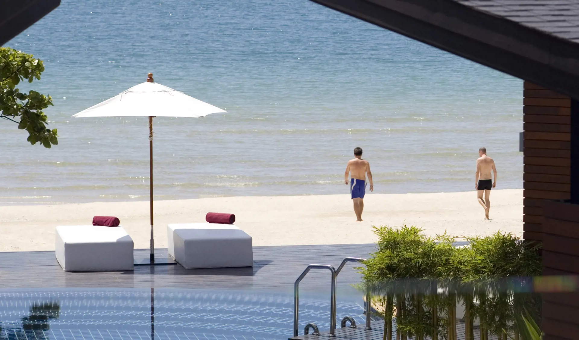 KHANOM - Aava Resort ligger helt ned til stranden i Khanom, Check Point Travel