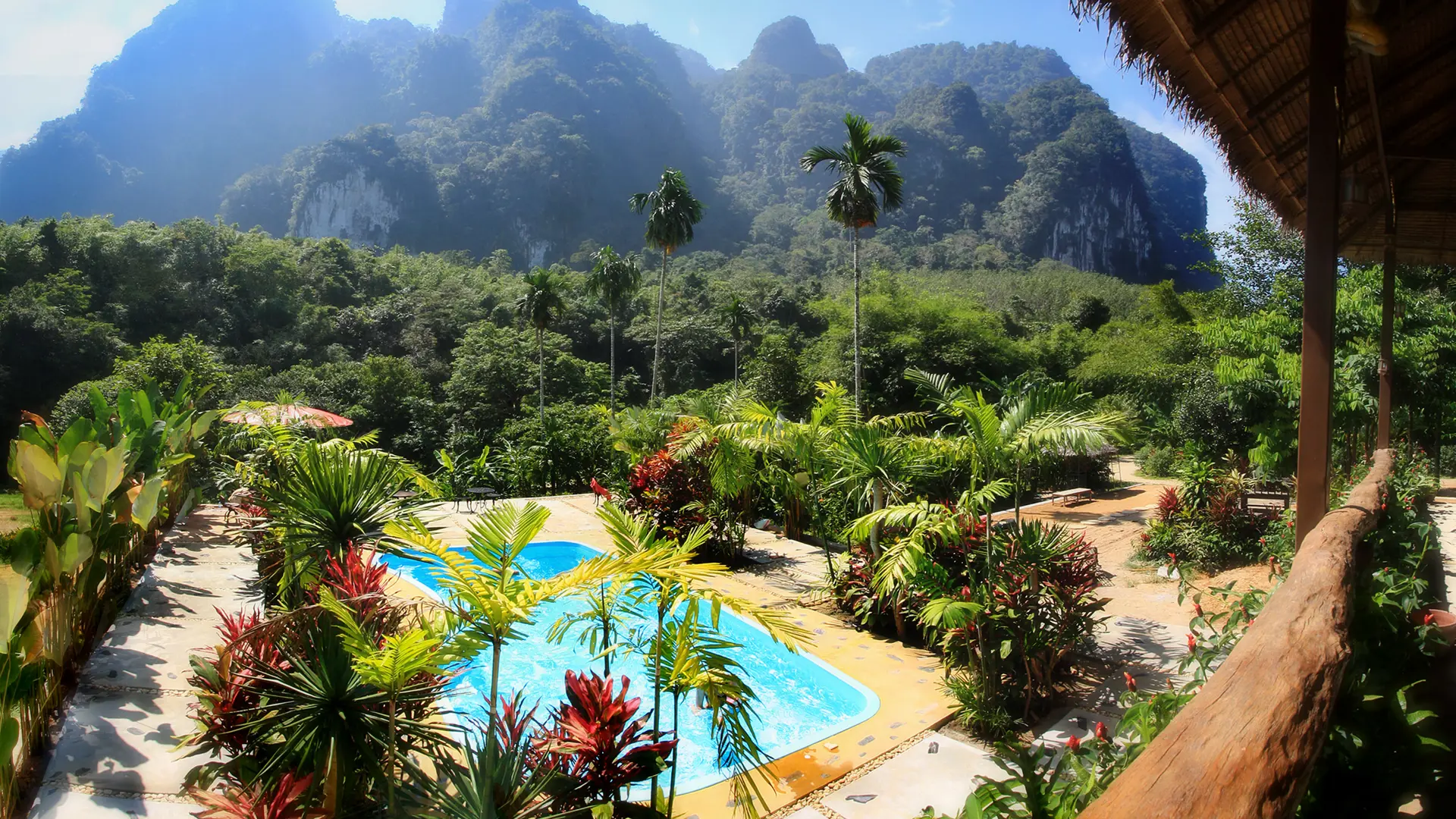 LUKSUS I JUNGLEN - Elephant Hills er en luksusteltlejr beliggende i Thailands smukkeste nationalpark, Khao Sok Nationalpark, Check Point Travel