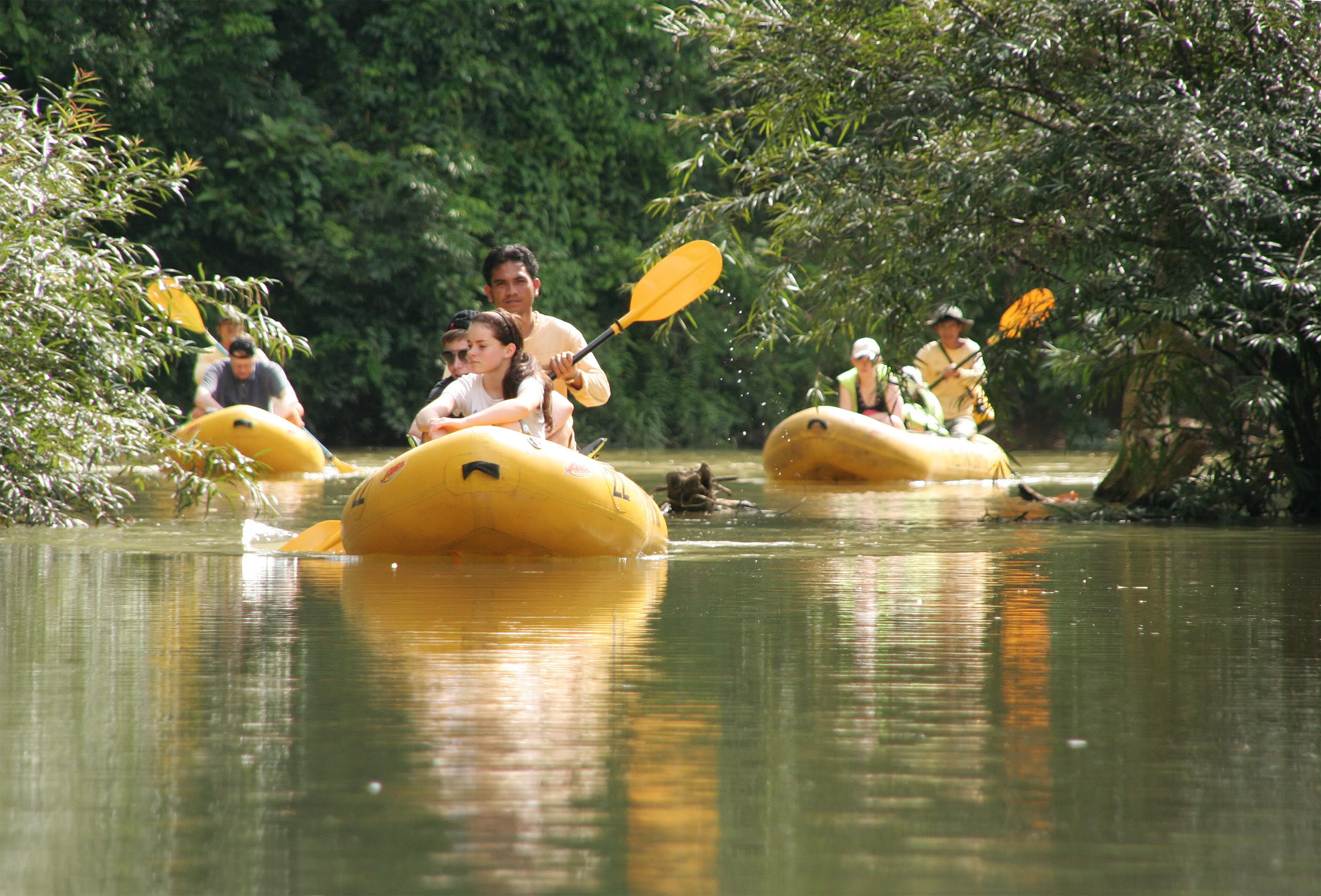 KANOTUR - I kommer på sejltur på floden, der bugter sig gennem Khao Sok Nationalpark