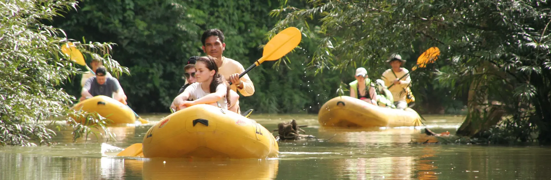 KANOTUR - I kommer på sejltur på floden, der bugter sig gennem Khao Sok Nationalpark