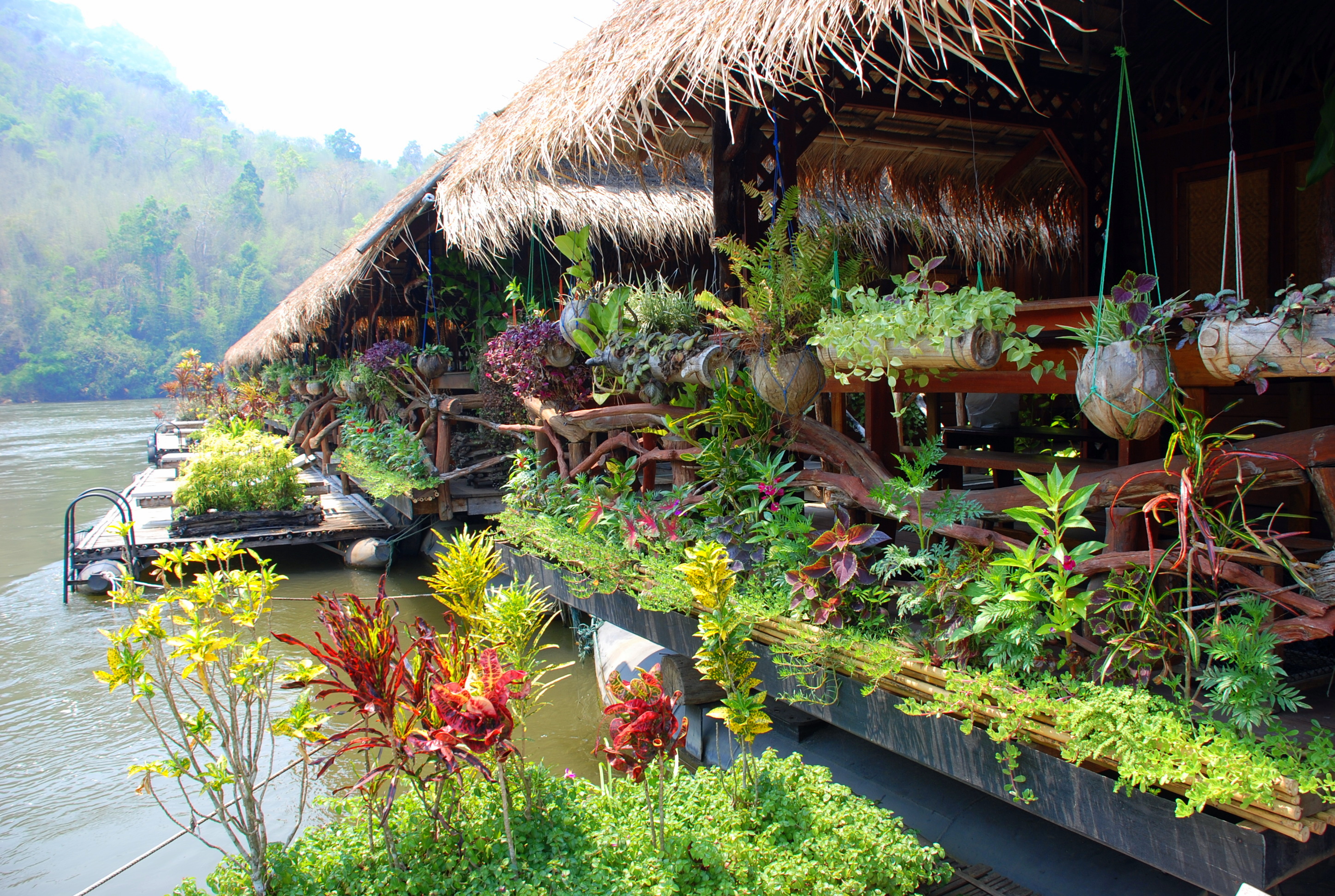 River Kwai Jungle Rafts - Uden for hvert værelse er der en lille veranda, hvor man kan sidde i skyggen og nyde udsigten, Check Point Travel