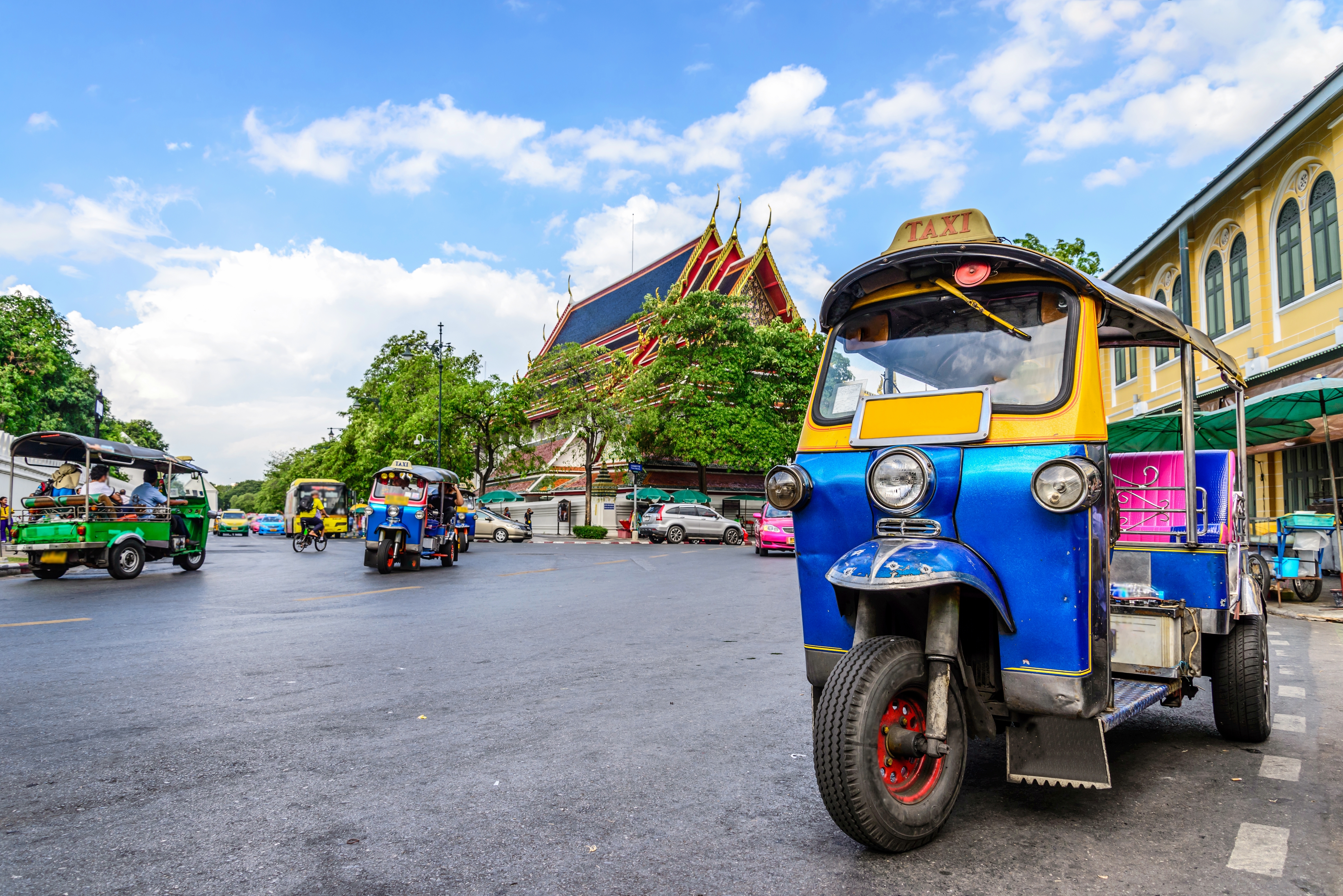 BANGKOK - Prøv en tuk-tuk. Det er en oplevelse, når den trehjulede motorcykeltaxa snor sig gennem trafikken, Check Point Travel