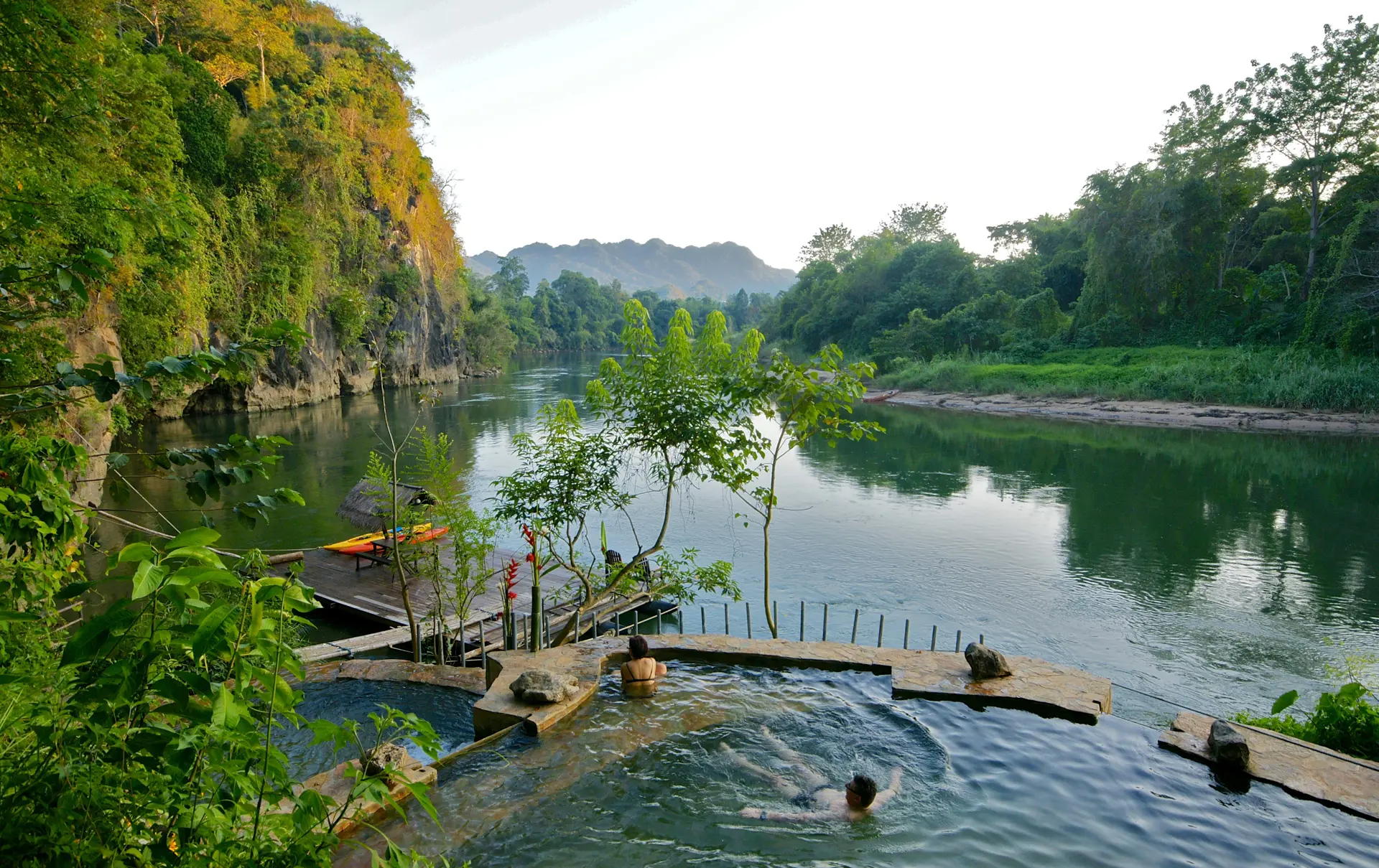TELTLEJR - Ved Hin Tok River Camp kan I ligge i en pool med naturligt vand og se ud på floden og de skovklædte bjerge, Check Point Travel