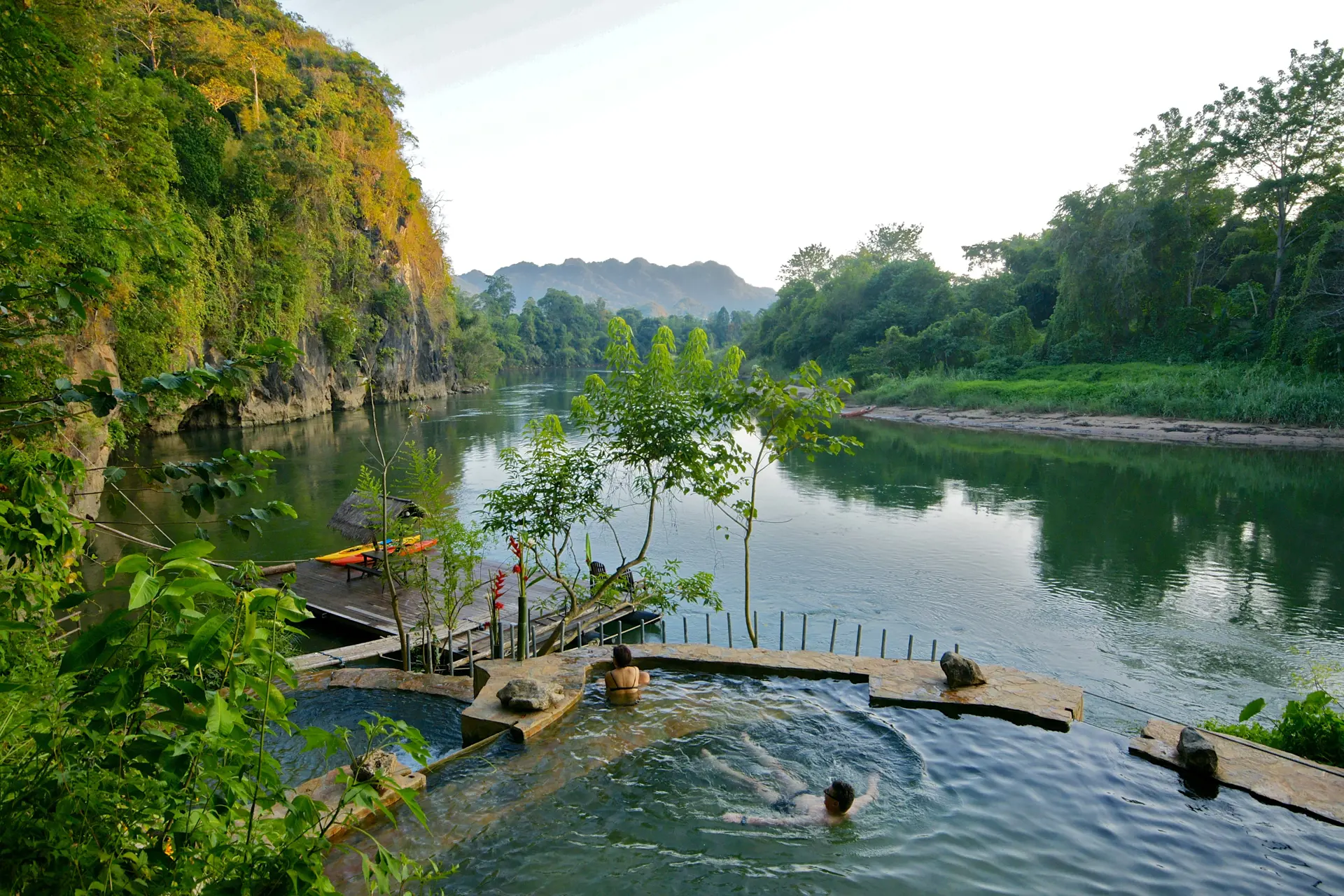 TELTLEJR - Ved Hin Tok River Camp kan I ligge i en pool med naturligt vand og se ud på floden og de skovklædte bjerge, Check Point Travel