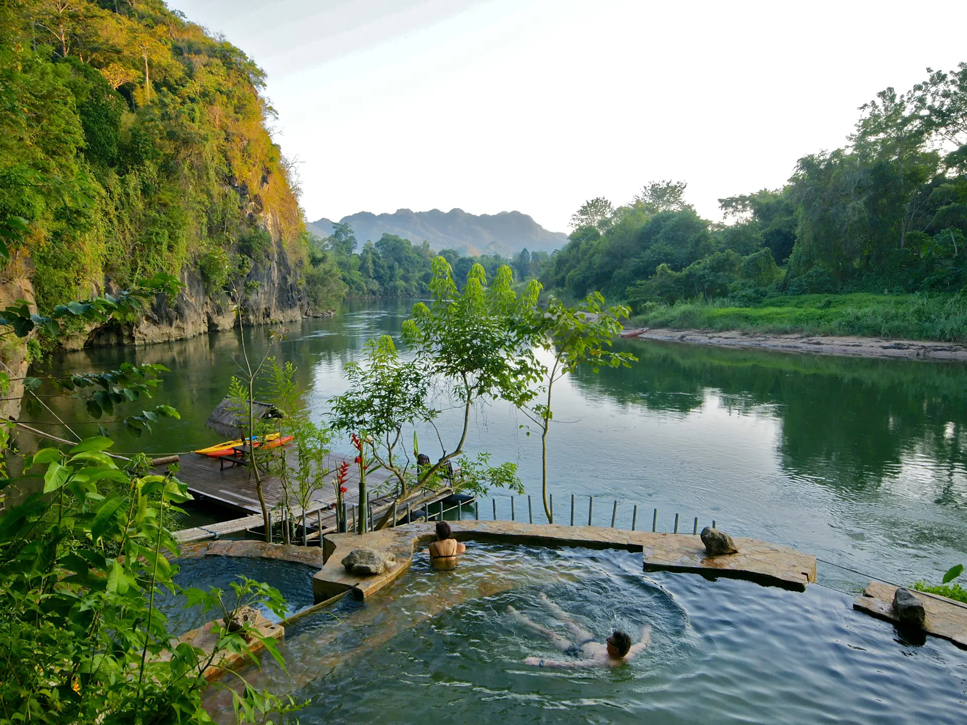 TELTLEJR - Ved Hin Tok River Camp kan I ligge i en pool med naturligt vand og se ud på floden og de skovklædte bjerge, Check Point Travel