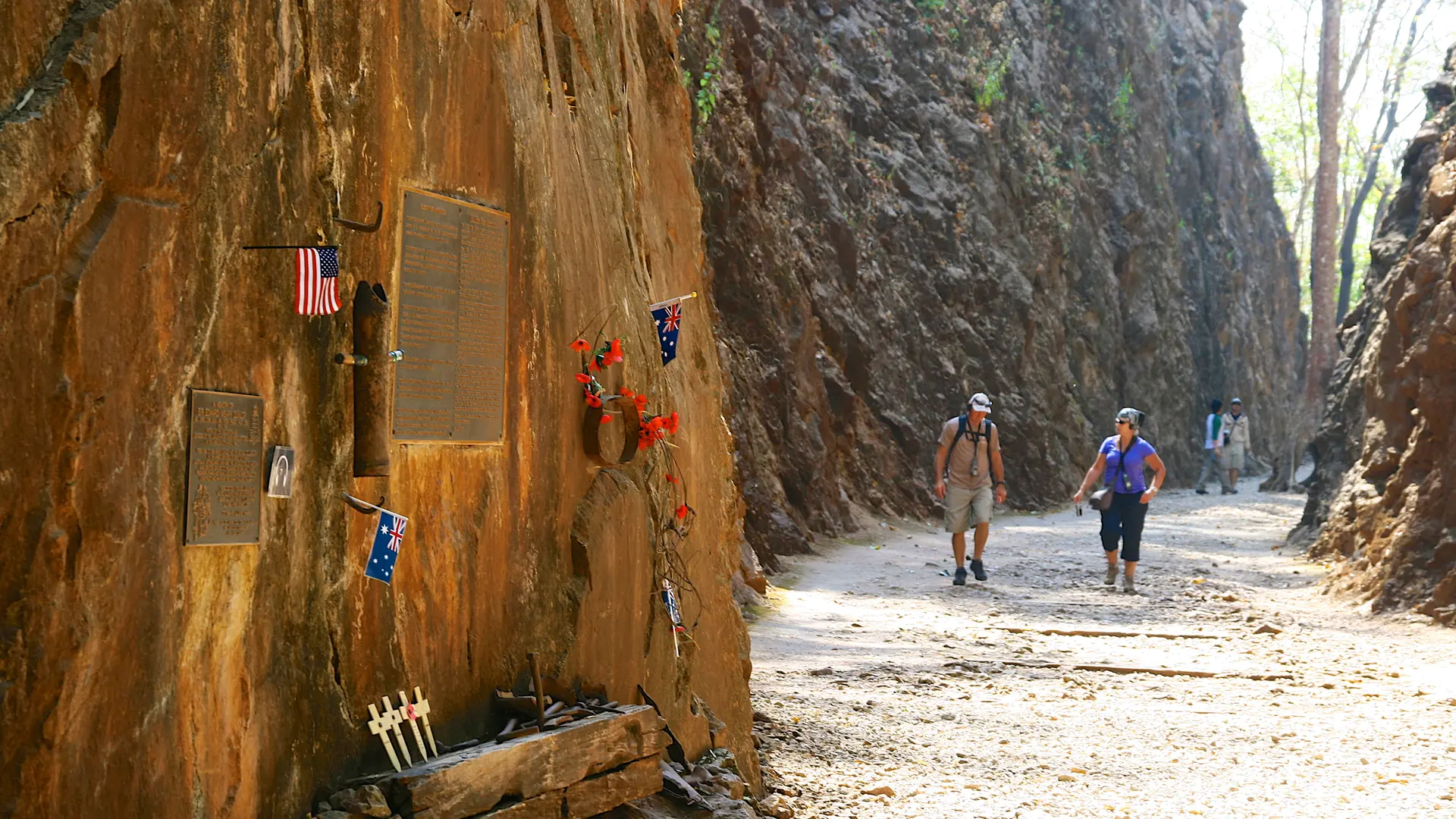 DØDENS JERNBANE - Er navnet på den jernbane, som japanerne anlagde fra Bangkok til den burmesiske kyst. Arbejdet blev blandt udført af allierede krigsfanger, der døde i tusinder. Her er vi ved mindesmærket i Hell Fire Pass, Check Point Travel