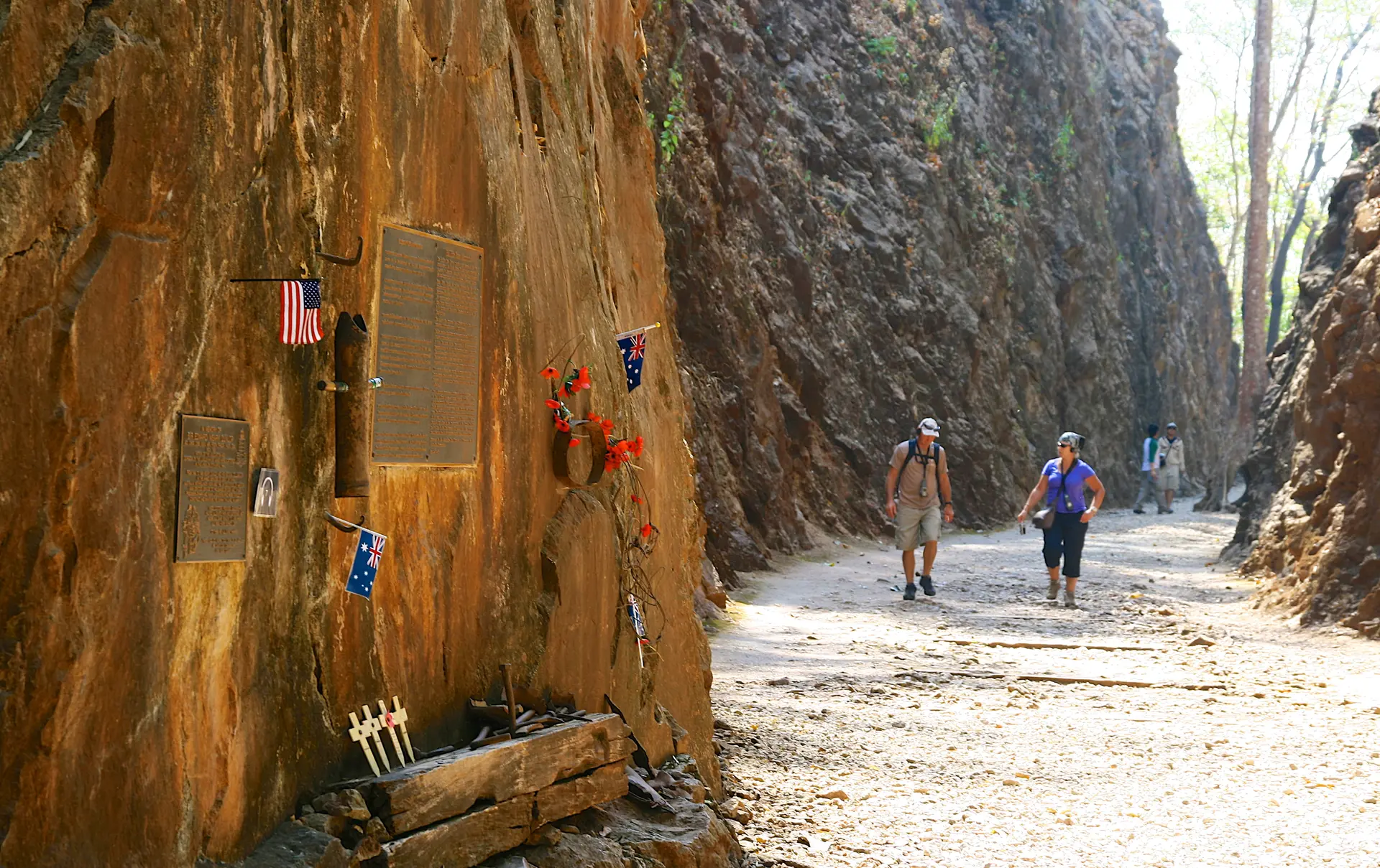 DØDENS JERNBANE - Er navnet på den jernbane, som japanerne anlagde fra Bangkok til den burmesiske kyst. Arbejdet blev blandt udført af allierede krigsfanger, der døde i tusinder. Her er vi ved mindesmærket i Hell Fire Pass, Check Point Travel