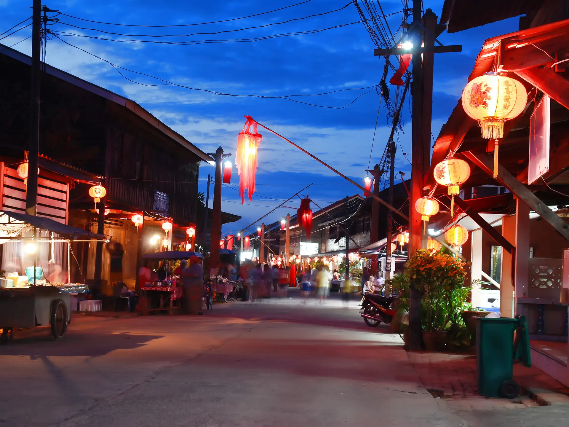 KOH LANTA - Aftenstemning i hovedbyen Saladans gamle kvarter, Check Point Travel