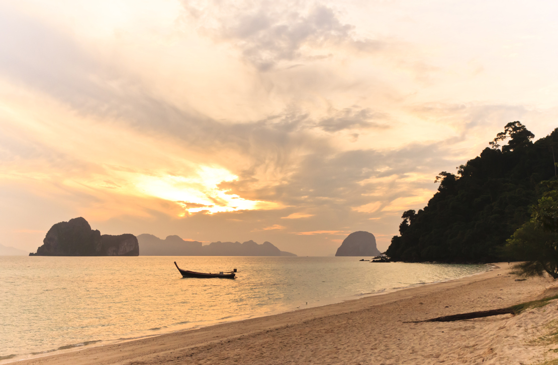 Koh Ngai - Smuk solnedgang set fra stranden på Koh Ngai, Check Point Travel