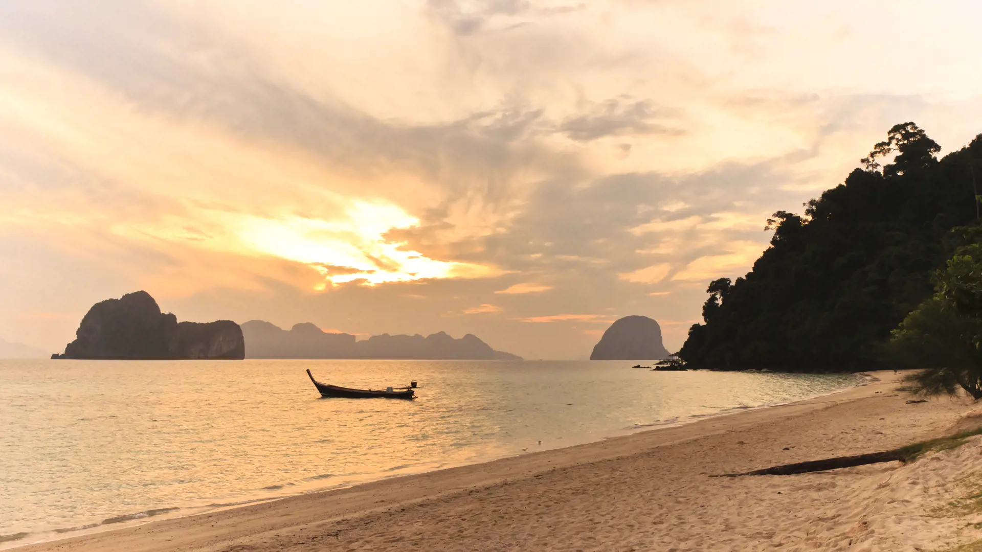 Koh Ngai - Smuk solnedgang set fra stranden på Koh Ngai, Check Point Travel