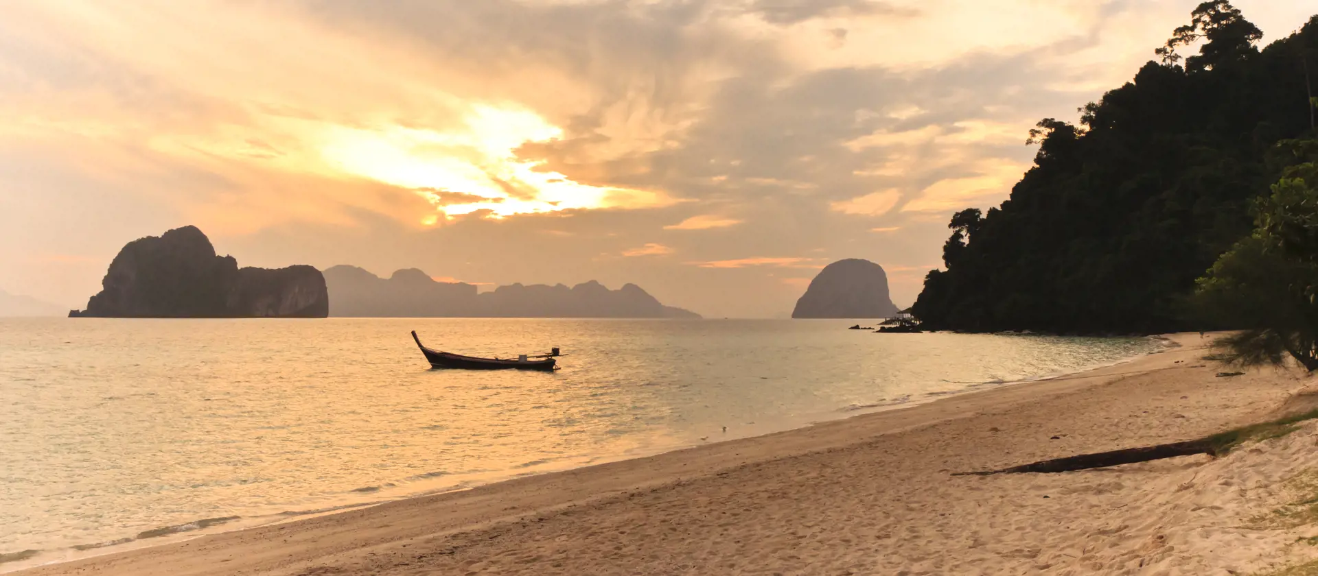Koh Ngai - Smuk solnedgang set fra stranden på Koh Ngai, Check Point Travel