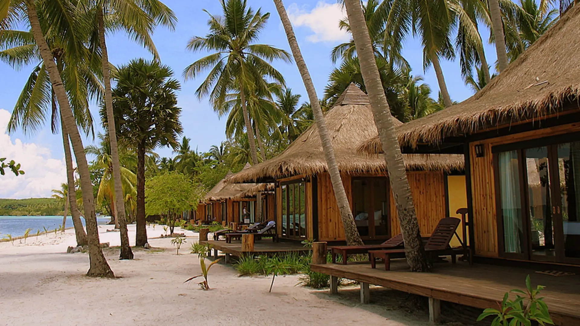 SIVALAI BEACH RESORT - Jeres indkvartering på Koh Mook. Hvis I ønsker at bo i første række til stranden, så kan det lade sig gøre mod et mindre tillæg, Check Point Travel