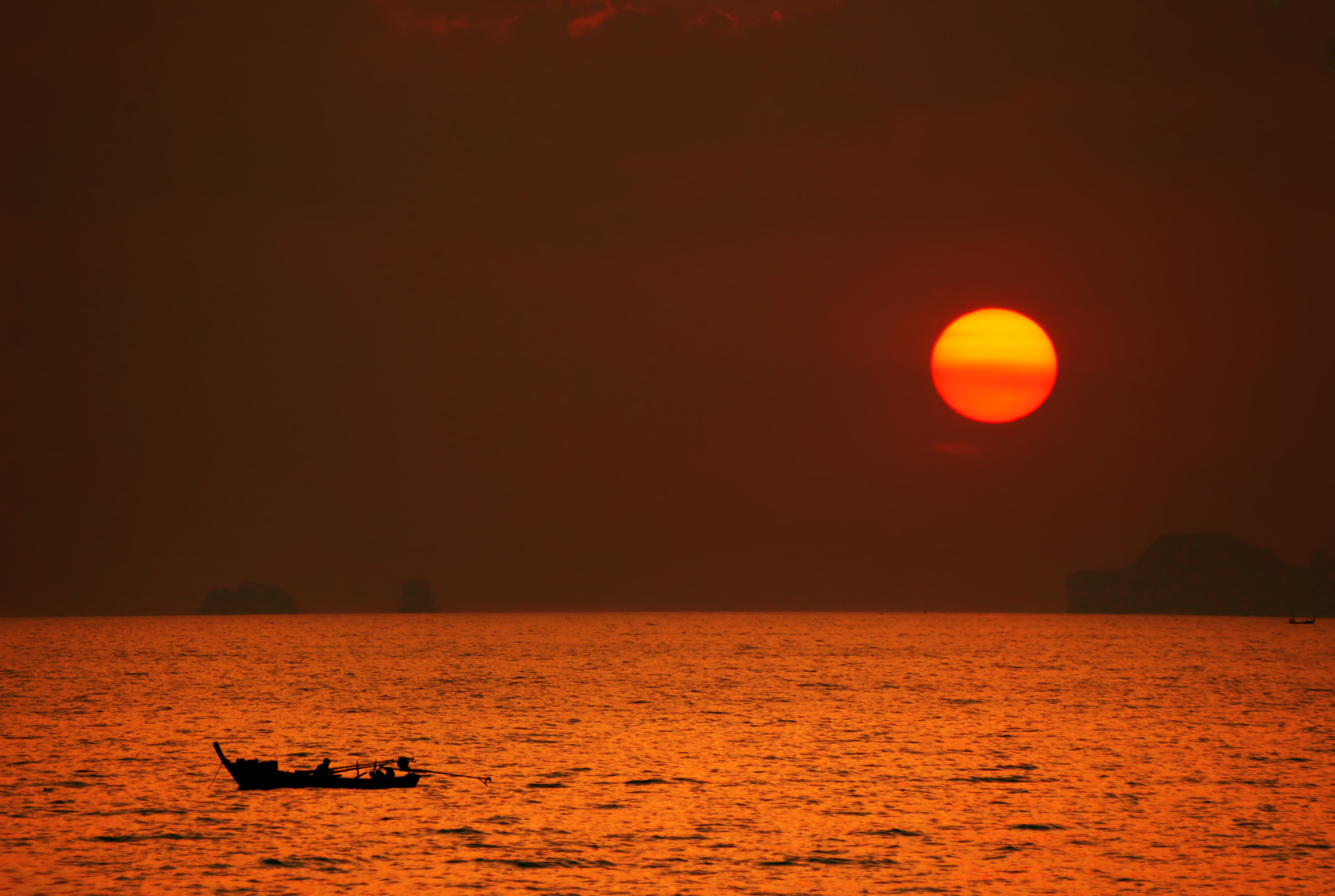 KOH LANTA - En fisker på arbejde, mens solen går ned over Koh Lanta, Check Point Travel