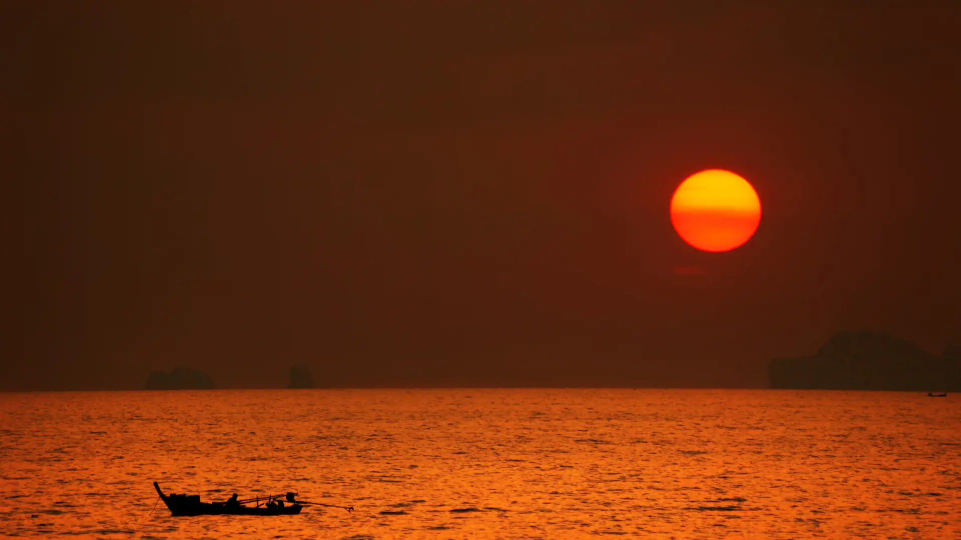 KOH LANTA - En fisker på arbejde, mens solen går ned over Koh Lanta, Check Point Travel