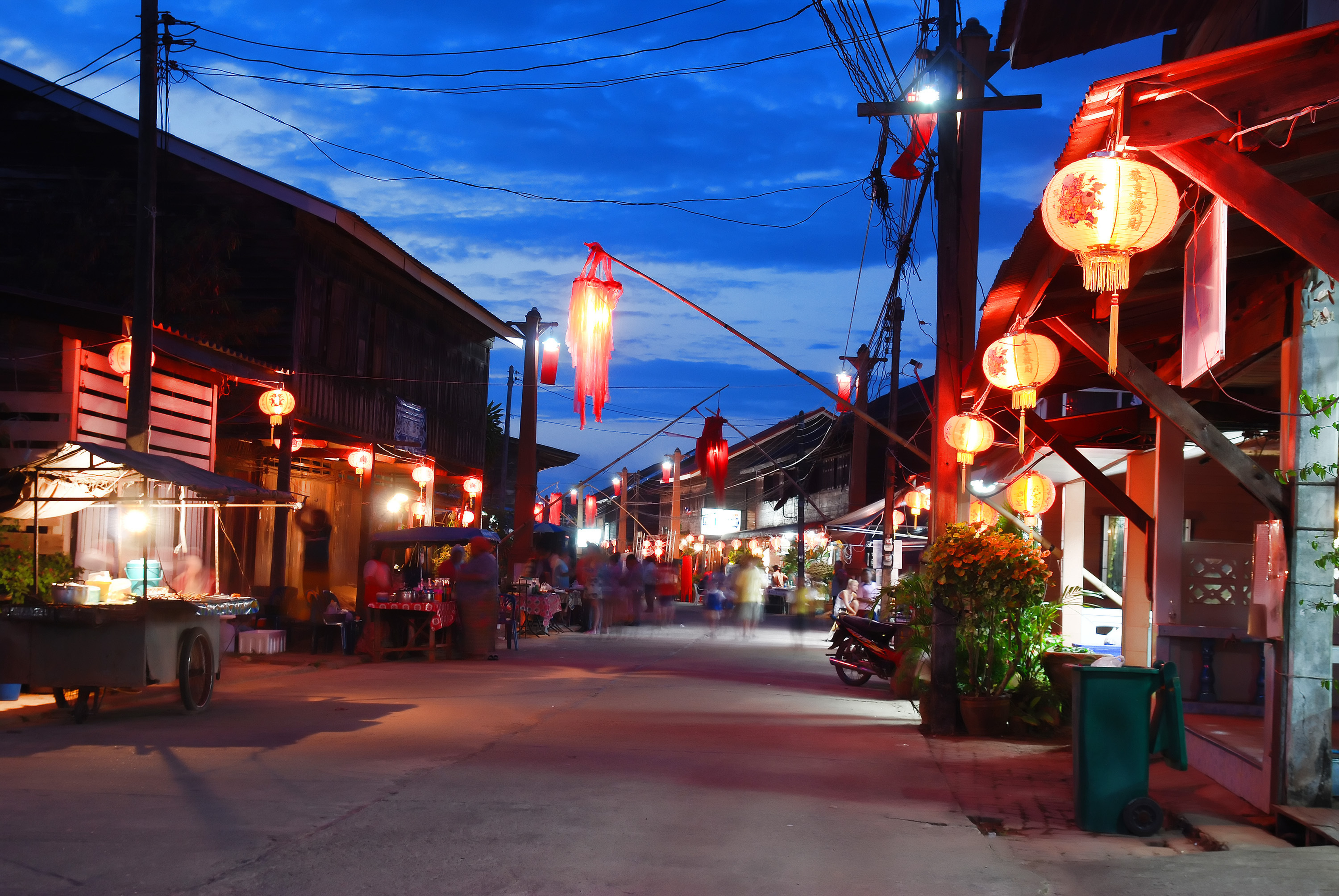 KOH LANTA - Er en af de større øer i Sydthailand. Her lidt aftenstemning i Saladans gamle bydel, Check Point Travel