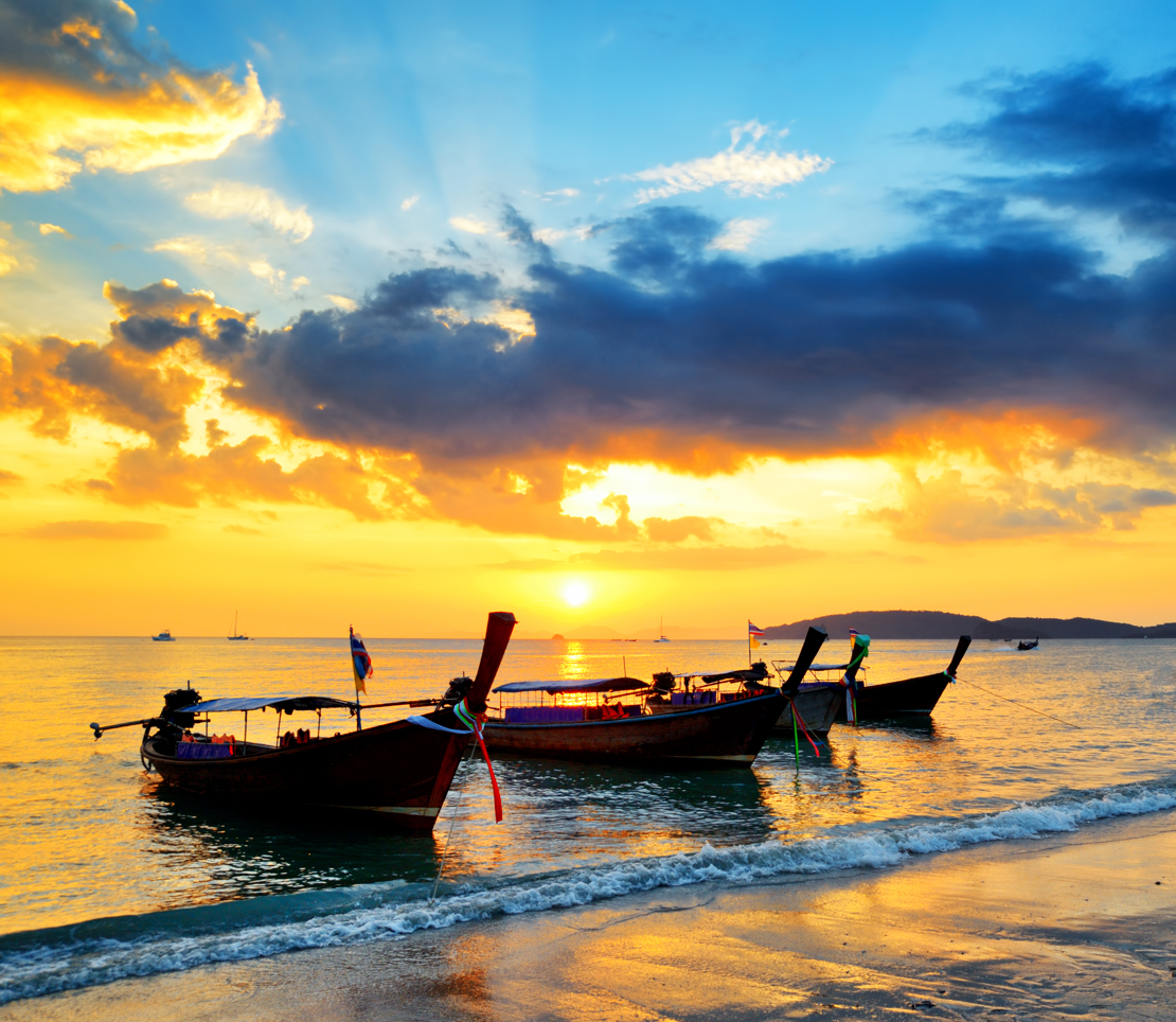 Ao Nang - Solen går ned ved stranden i Ao Nang, der er en hyggelig by med mange små restauranter og butikker, Check Point Travel