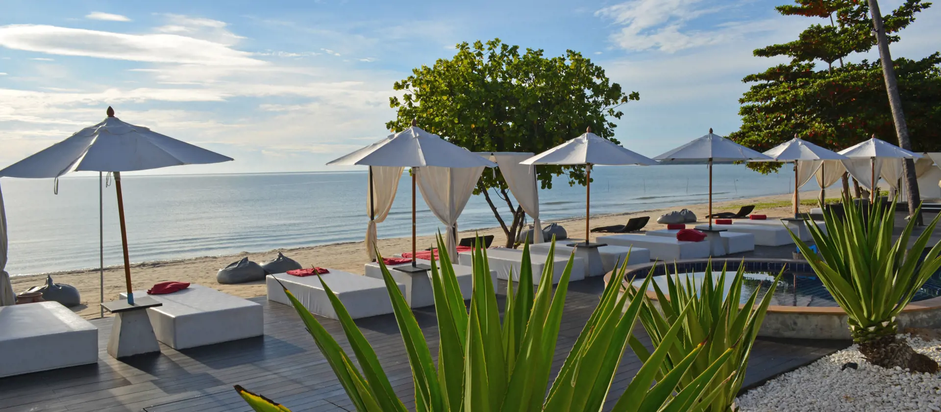 AAVA RESORT & SPA - Soldæk og restaurant ligger med udsigt til stranden og havet, Check Point Travel