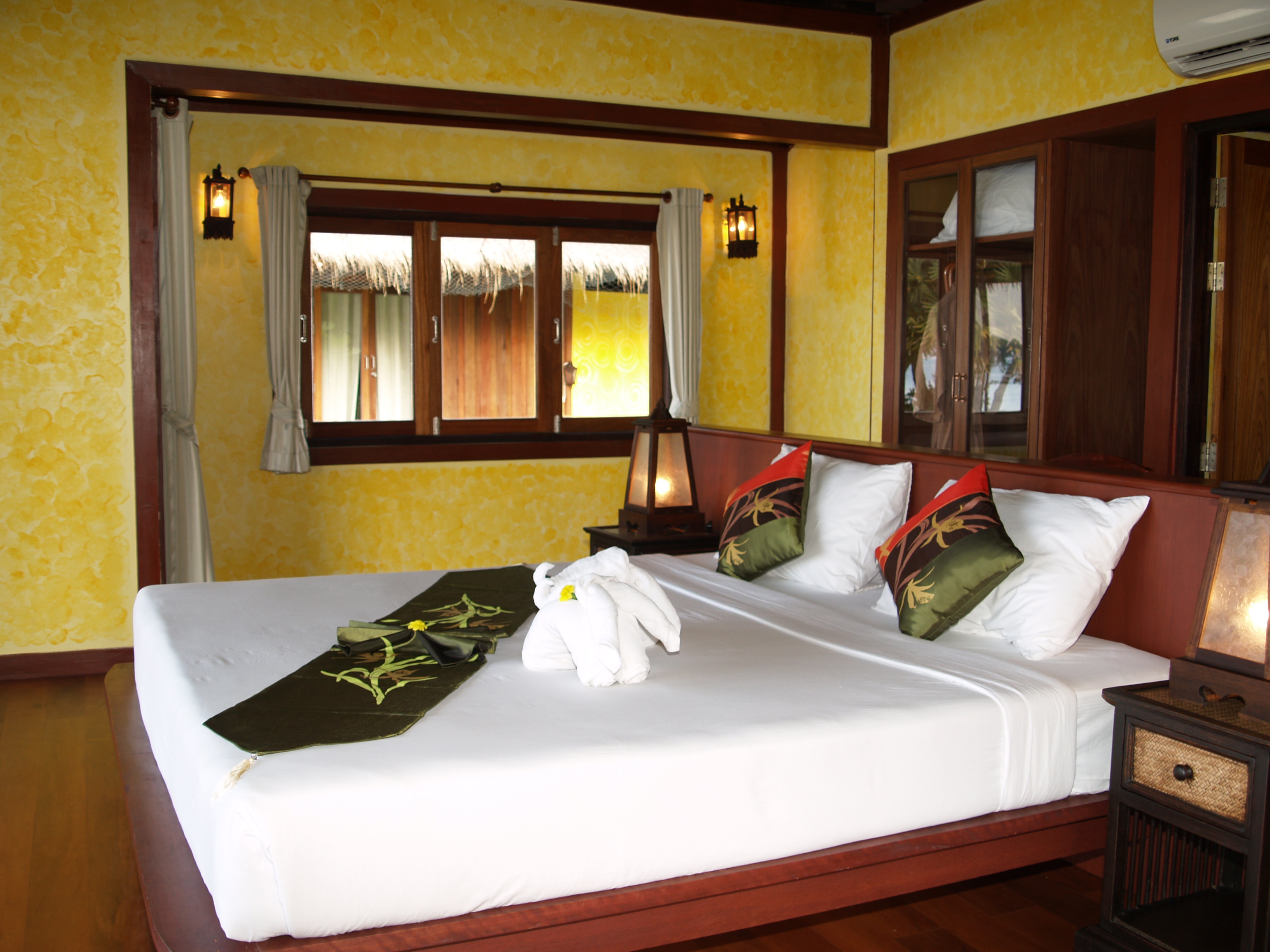 SIVALAI BEACH RESORT - Værelserne er moderne, men stemningsfulde og hyggeligt indrettet - og alle er med veranda, Check Point Travel