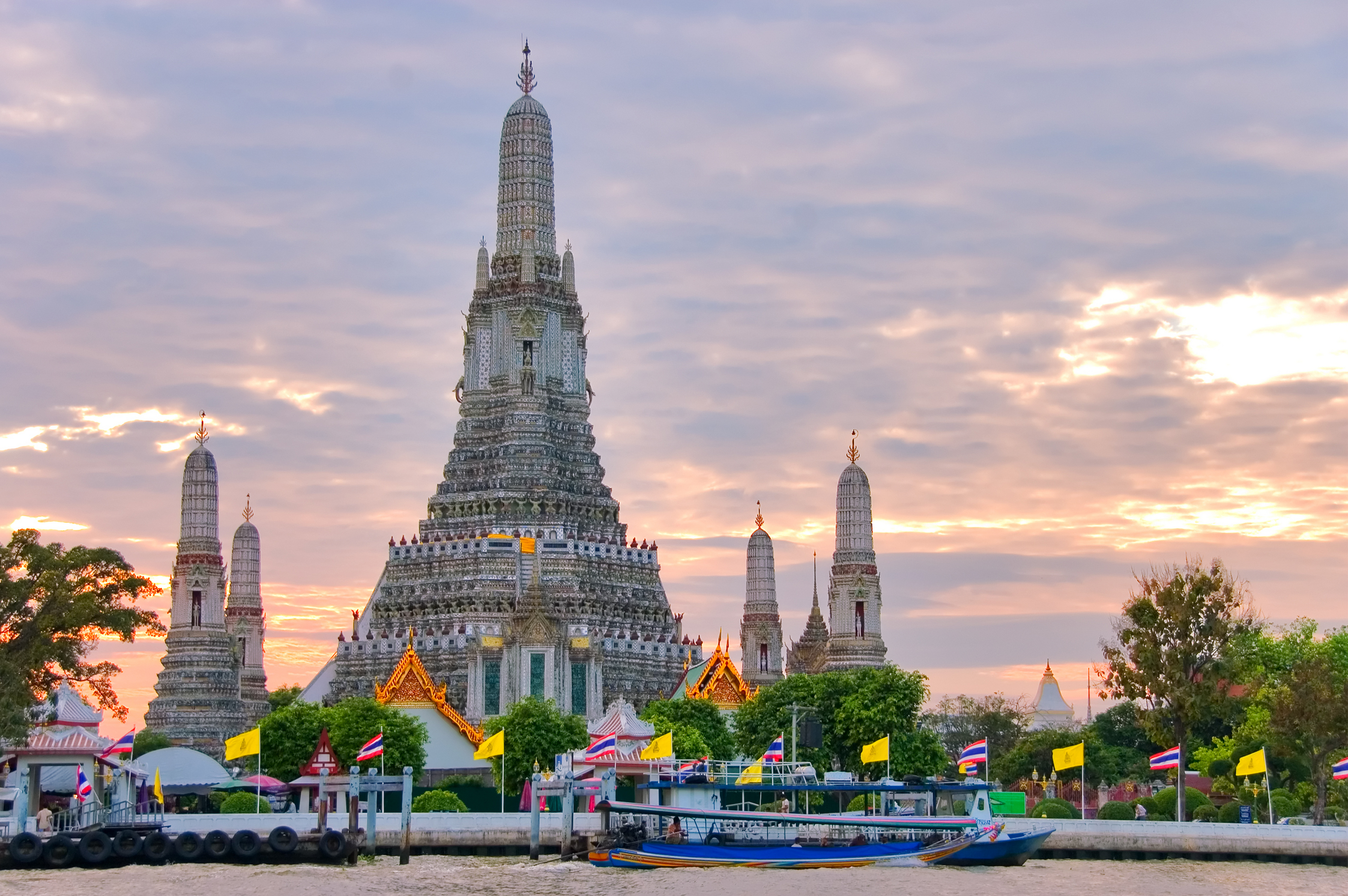 WAT ARUN - Bag dette tempel, der er Bangkoks vartegn, finder i bydelen Thonburi, hvor husene står på pæle og gaderne er kanaler, Check Point Travel