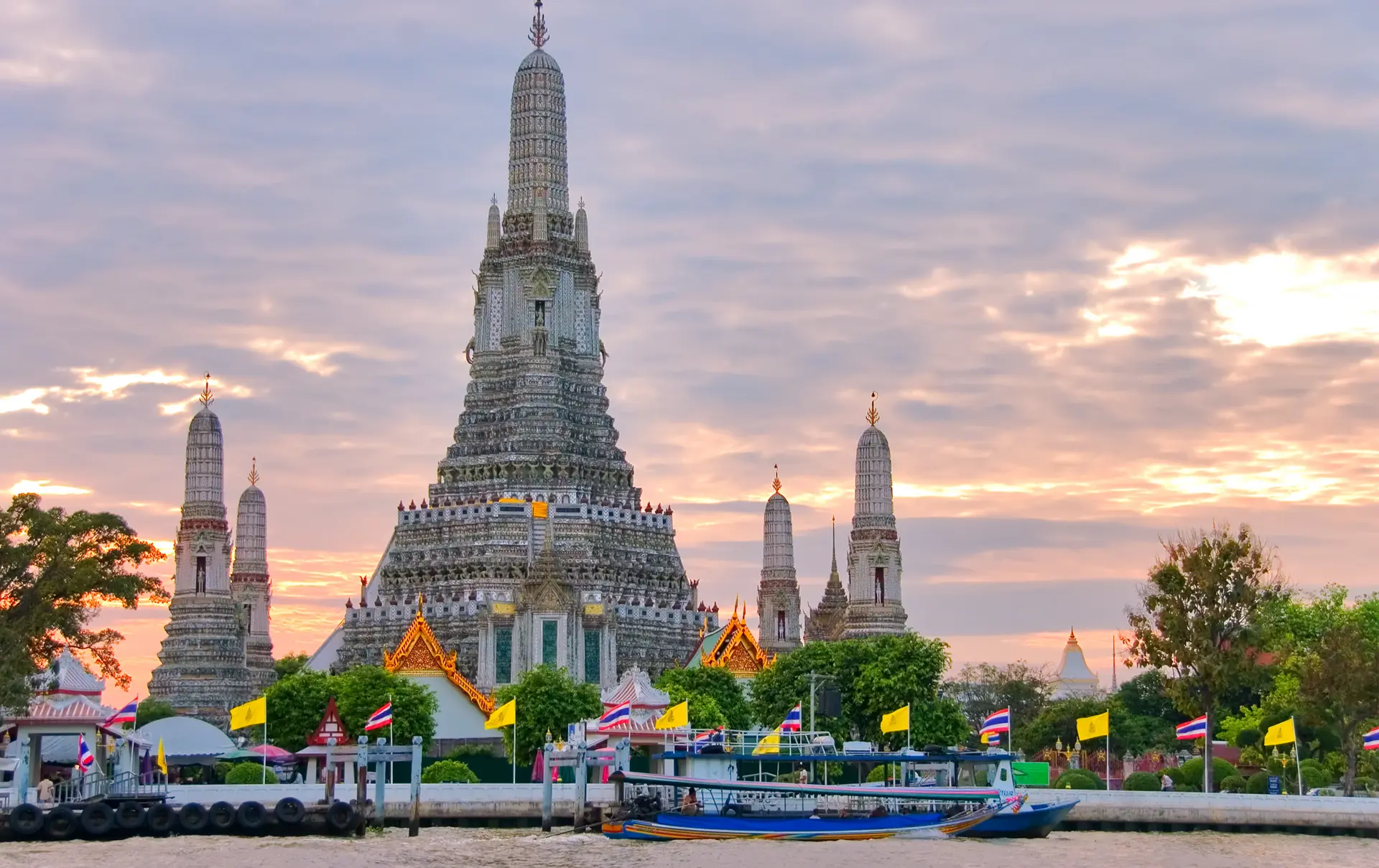 WAT ARUN - Bag dette tempel, der er Bangkoks vartegn, finder i bydelen Thonburi, hvor husene står på pæle og gaderne er kanaler, Check Point Travel