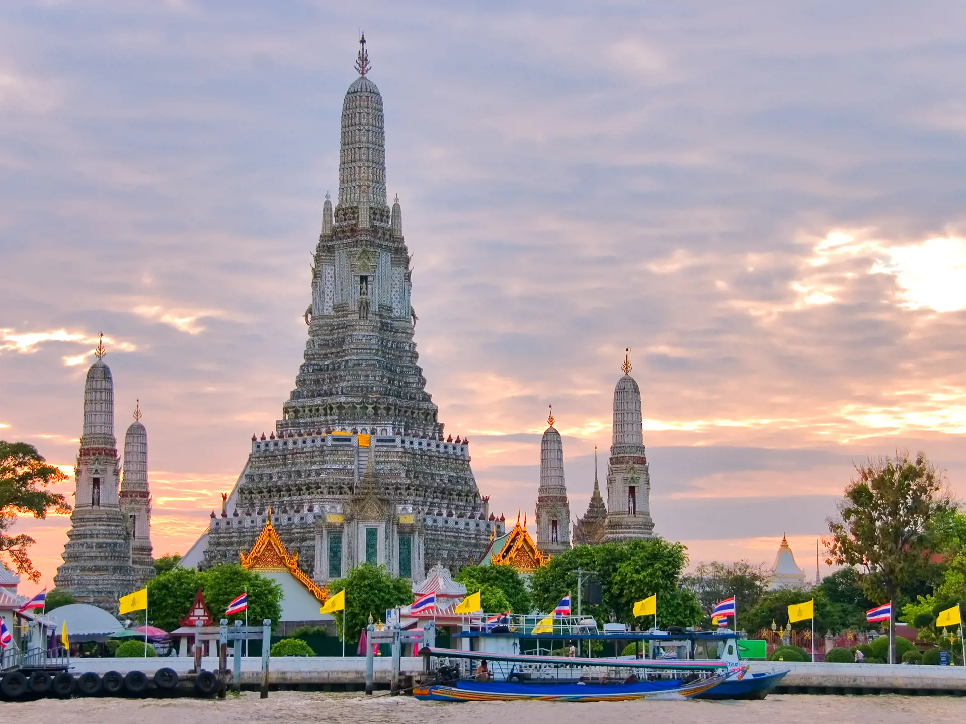 WAT ARUN - Bag dette tempel, der er Bangkoks vartegn, finder i bydelen Thonburi, hvor husene står på pæle og gaderne er kanaler, Check Point Travel